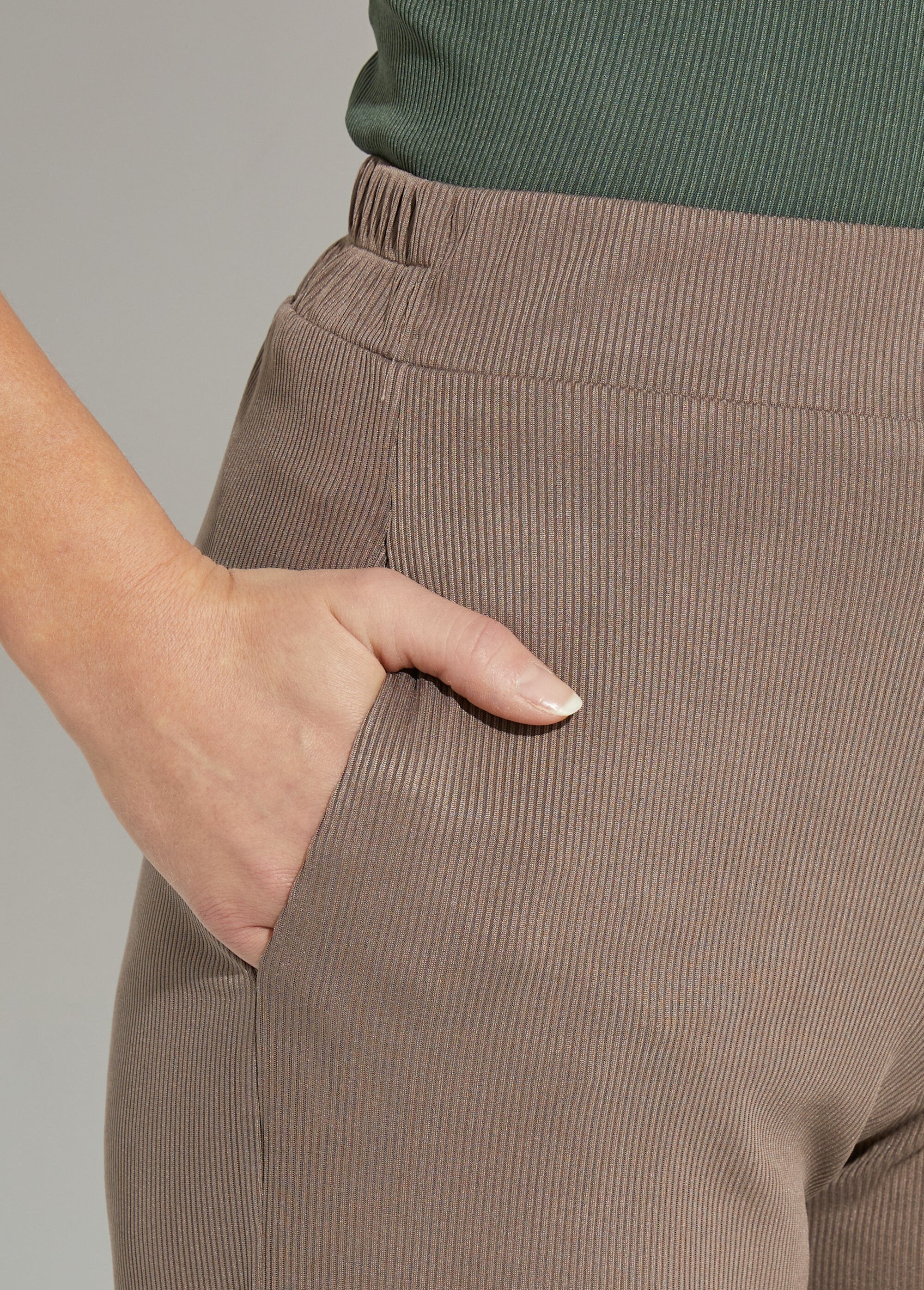 Pantaloni_in_jersey_a_gamba_larga,_Essentiel_Taupe_DE1_slim