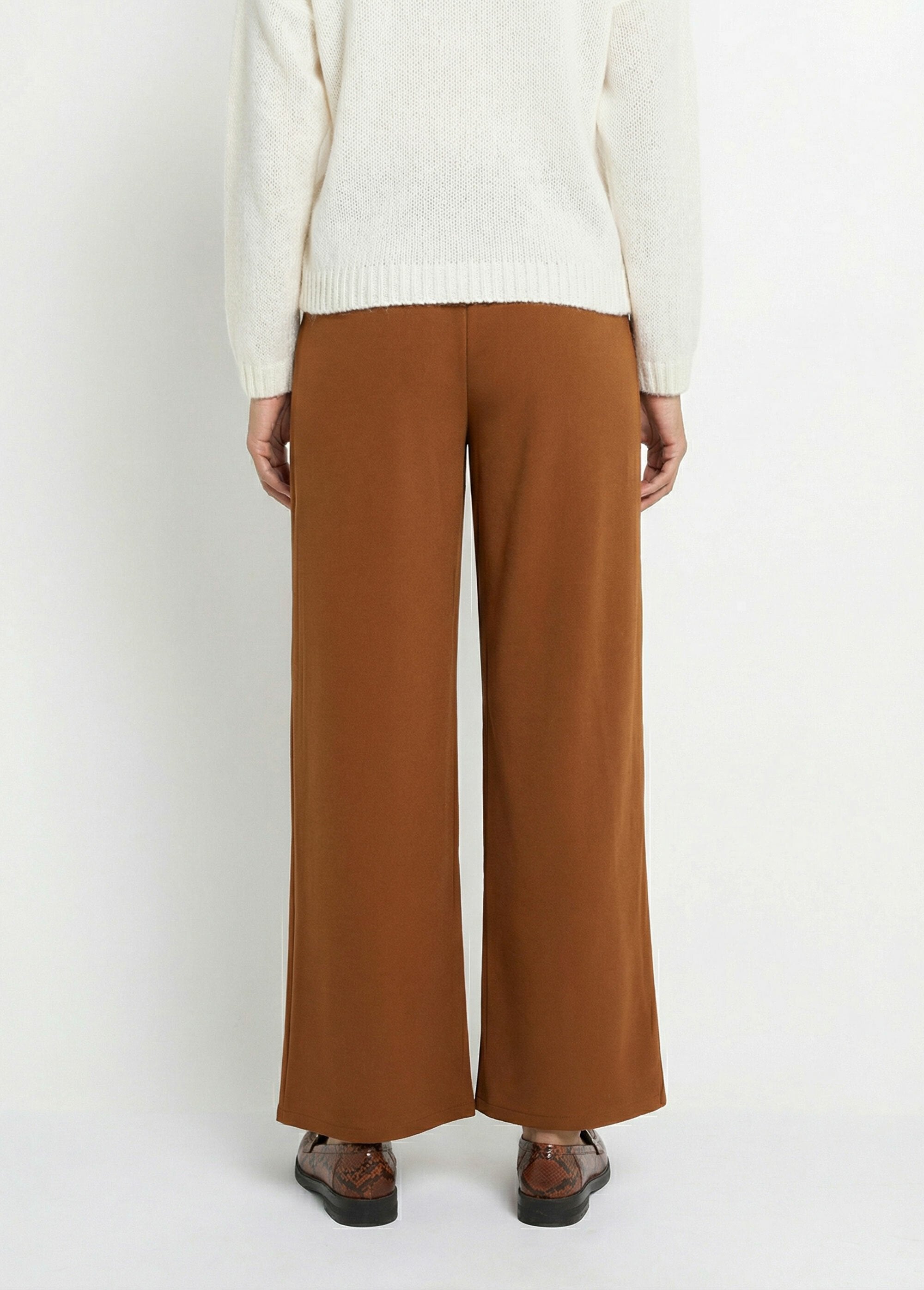 Pantaloni_a_gamba_larga_in_maglia_con_dettagli_metallici_chic_Tabac_DO1_slim