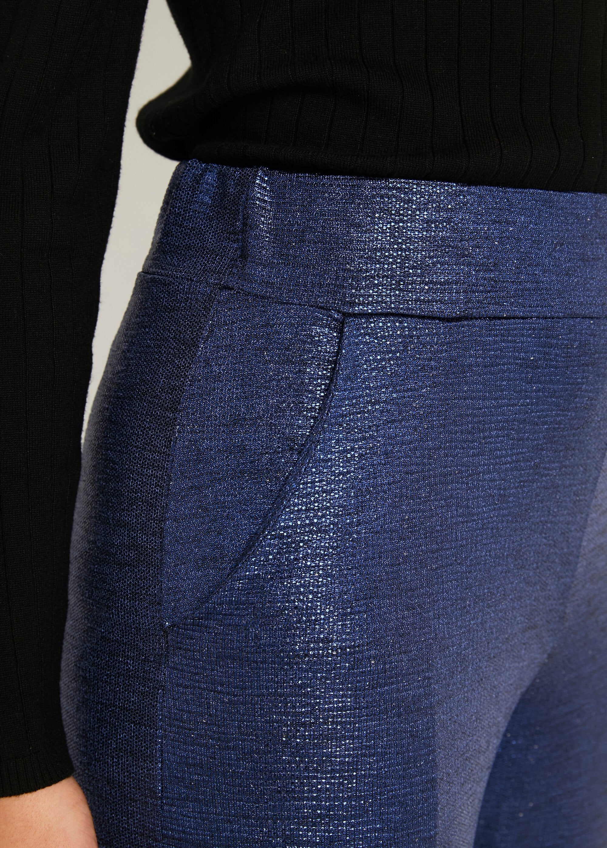 Pantaloni_a_gamba_larga_con_fascia_elastica_in_vita_in_rete_lucida_Bleu_nuit_DE2_slim