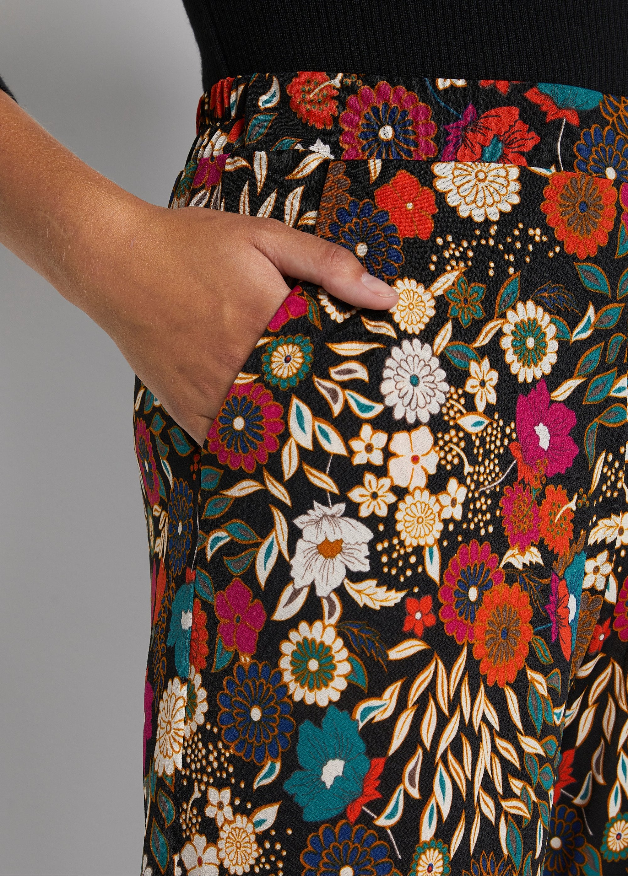 Pantaloni_a_gamba_larga_con_vita_semi-elasticizzata_Stampa_nera_DE1_slim