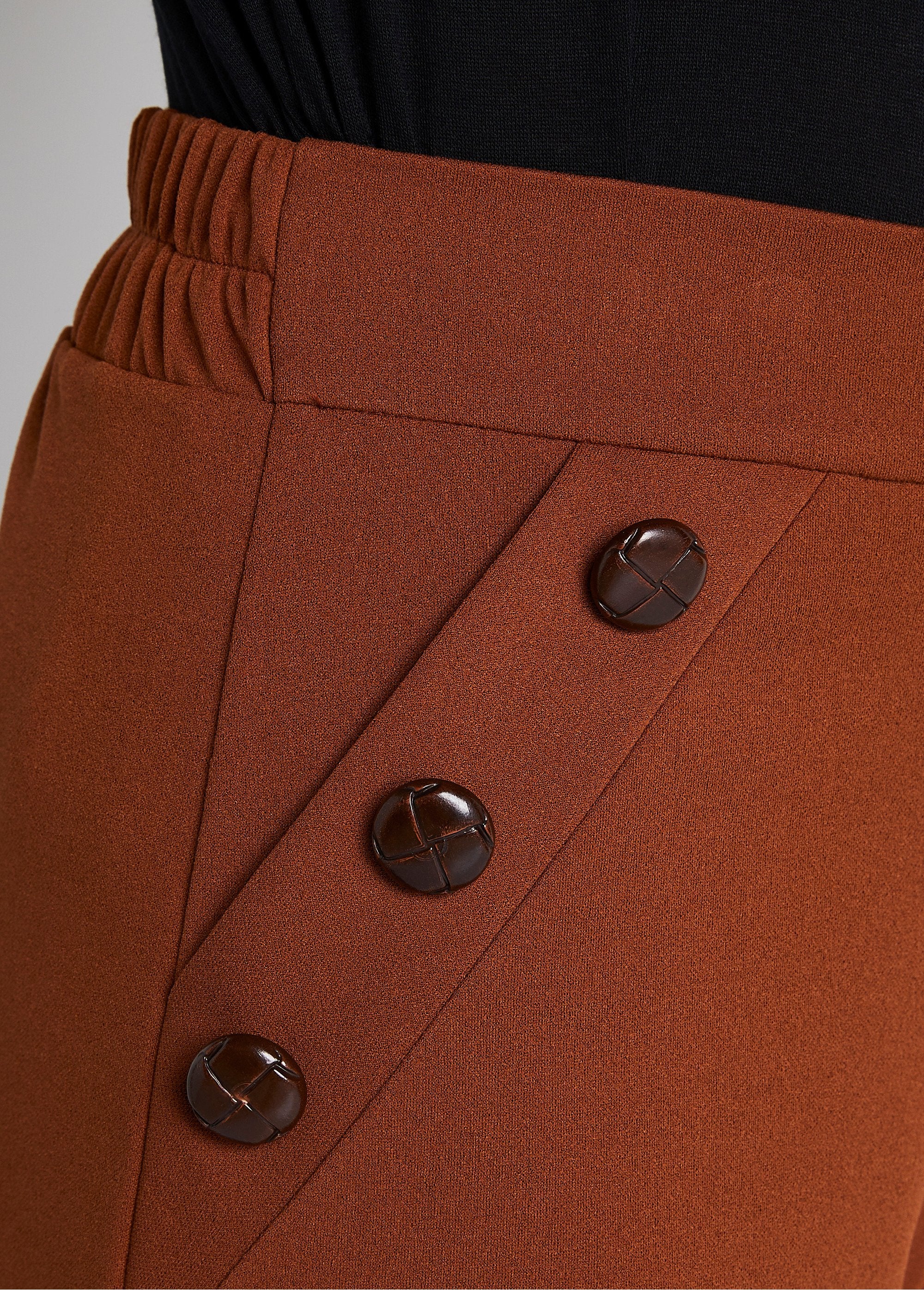 Pantaloni_tinta_unita_a_gamba_larga_con_elastico_in_vita_sul_retro_Caramello_DE1_slim