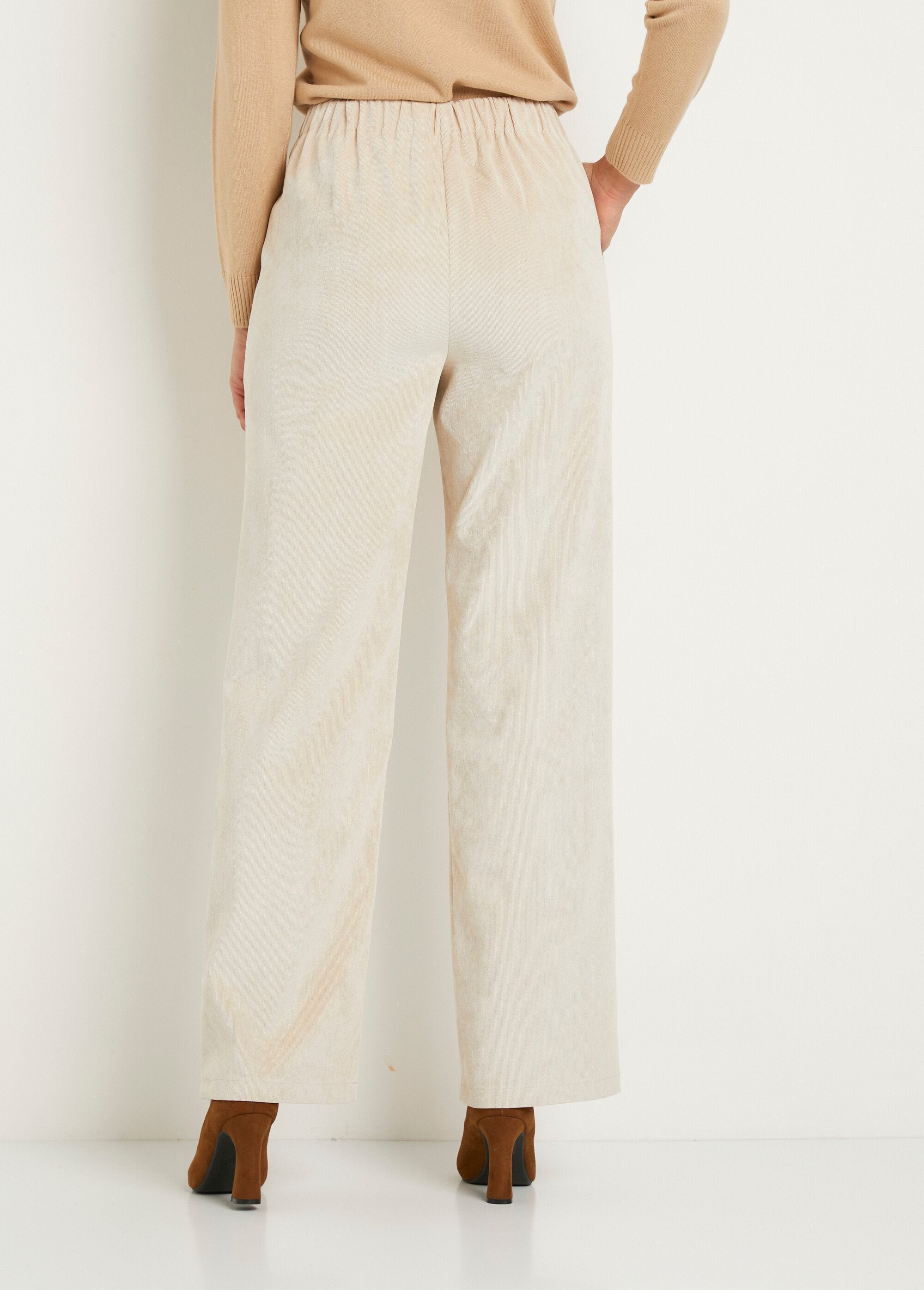 Pantaloni_in_velluto_millerighe_a_gamba_larga_con_effetto_ponte_Beige_DO1_slim