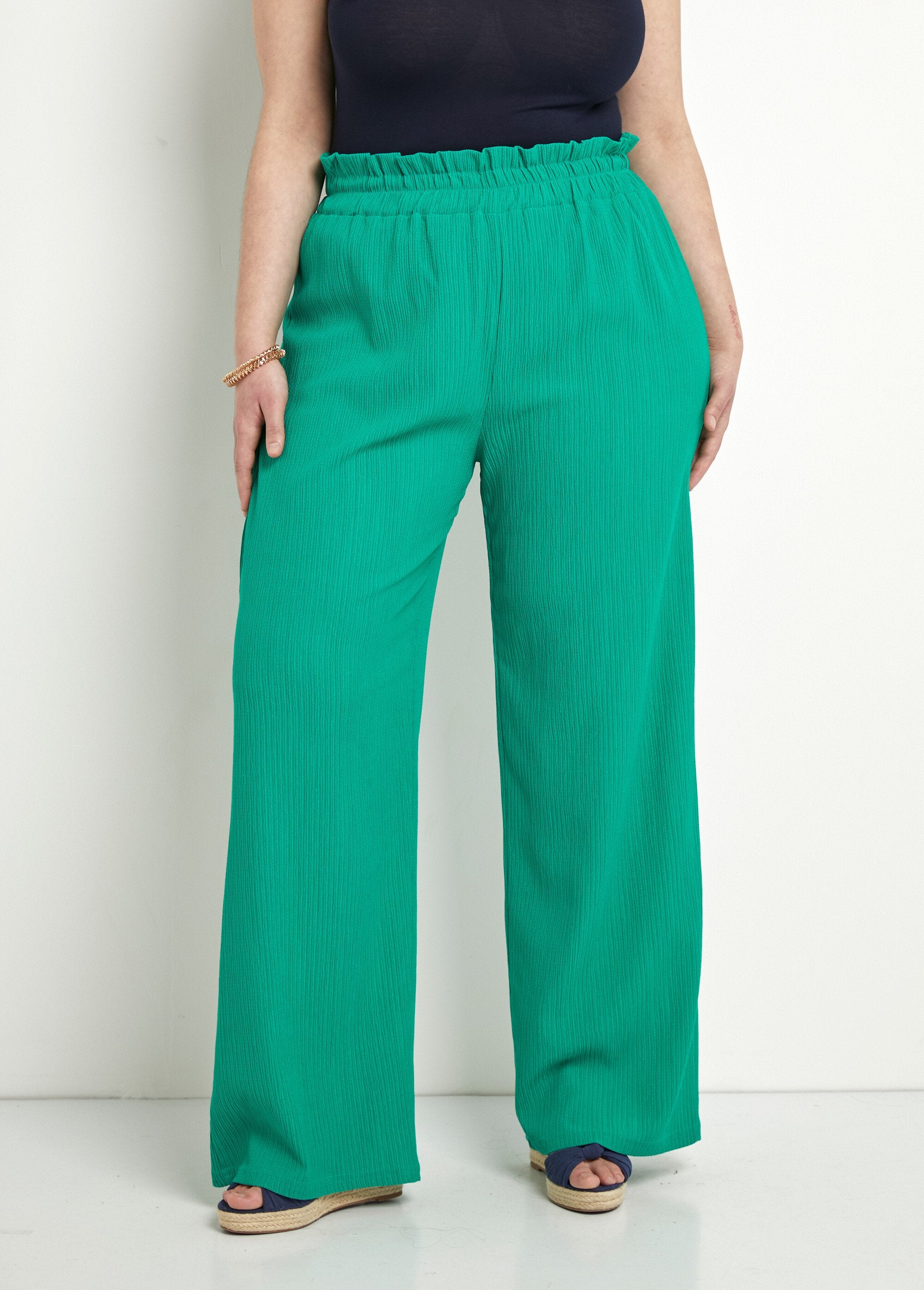 Pantaloni_verdi_a_gamba_larga_con_elastico_in_vita_in_maglia_a_rilievo_Vert_FA1_curvy