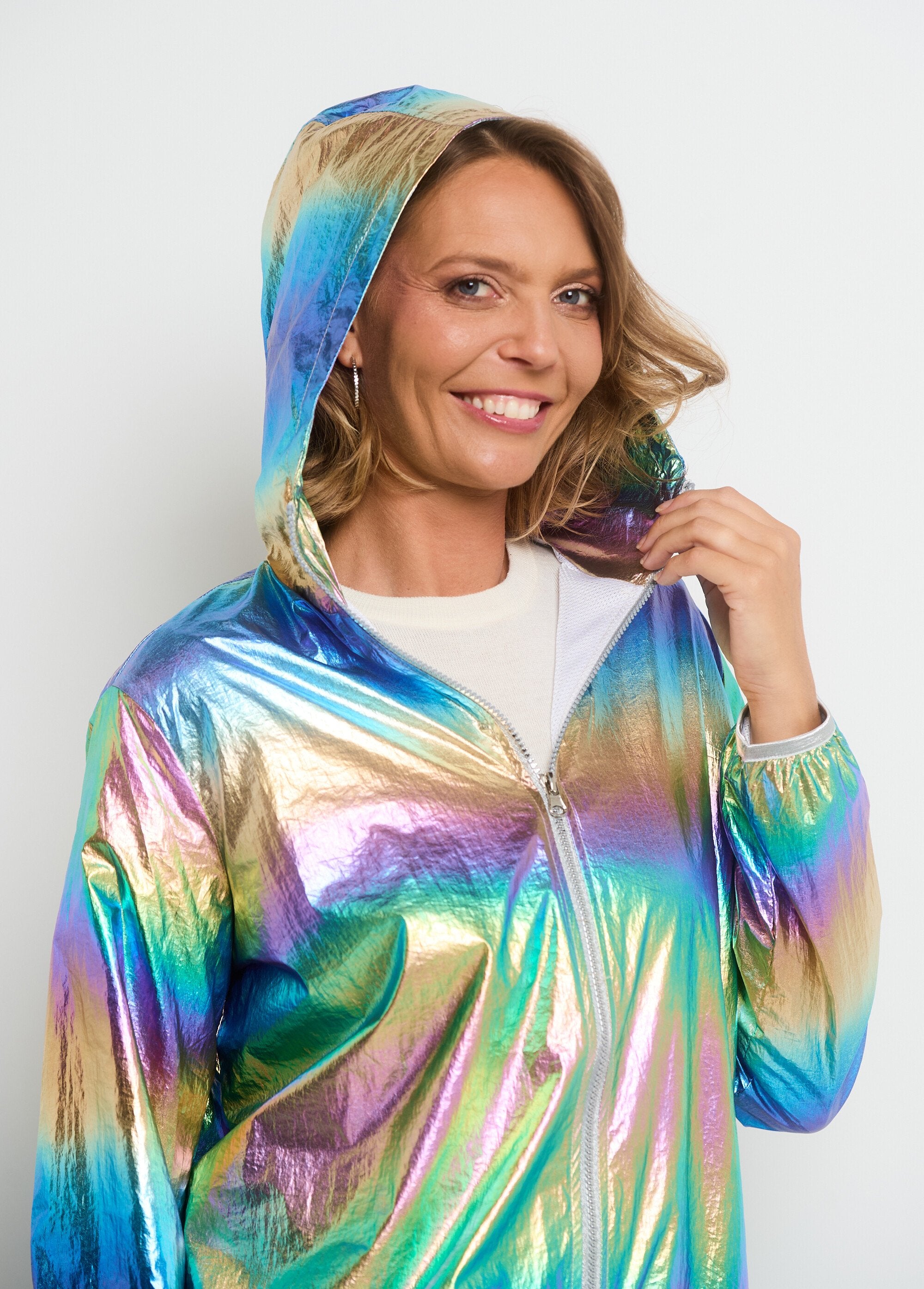 Parka_lucido_con_cappuccio_alla_moda_Violet_irise_DE1_slim