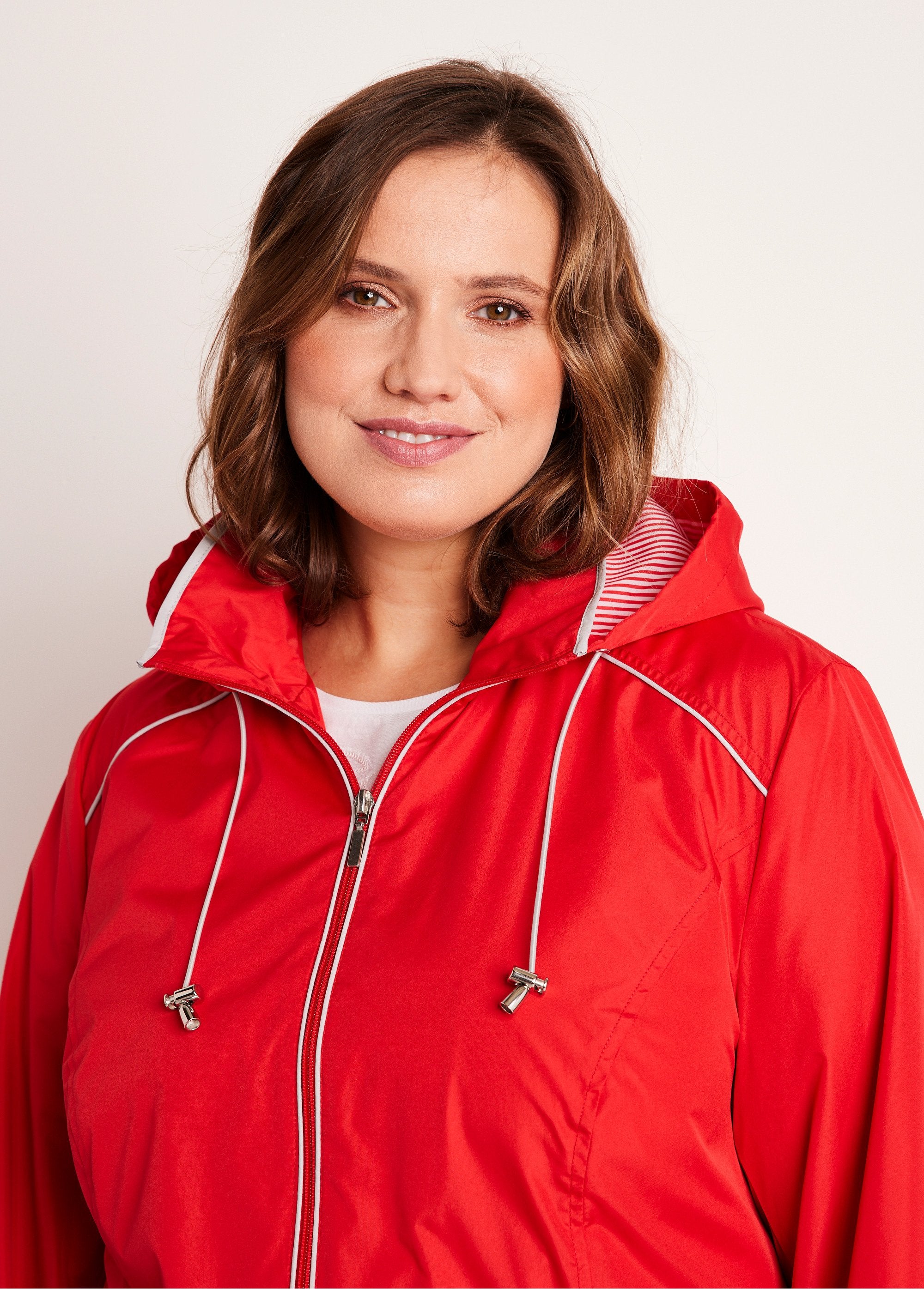Parka_corto_con_zip_Rosso_DE1_curvy