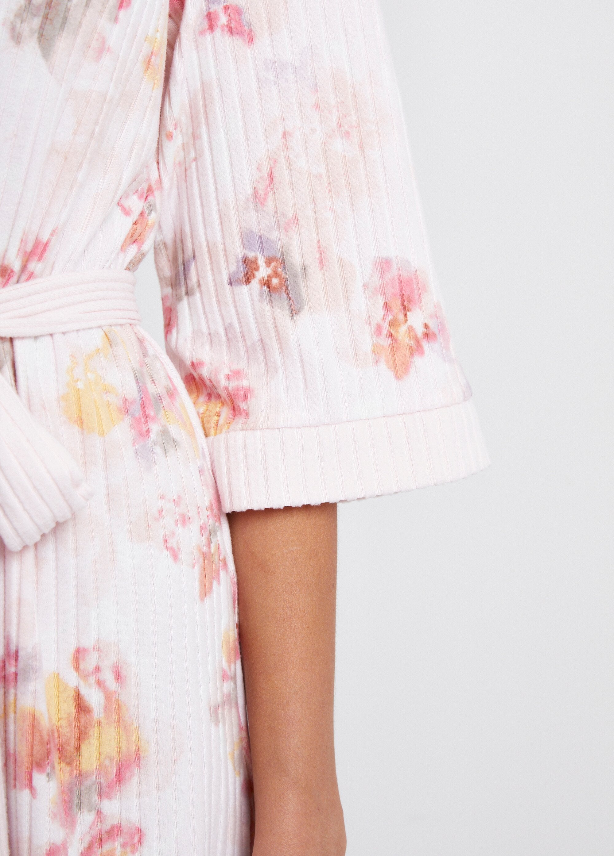 Accappatoio_corto_a_doppio_petto_in_maglia_a_coste_stampata_Fond_rose_DE3_slim