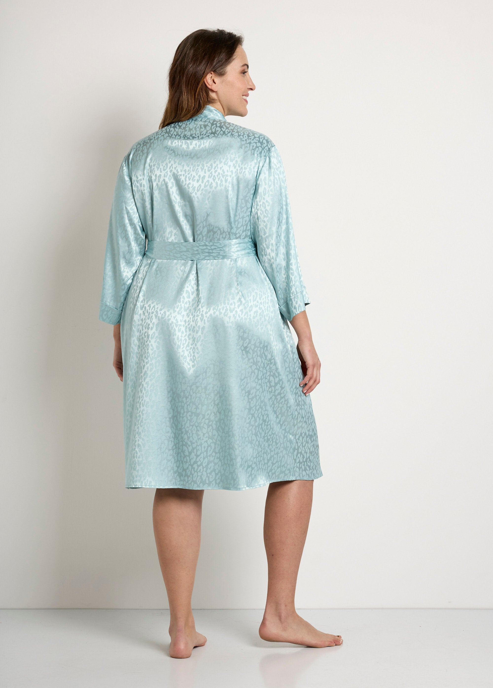Accappatoio_kimono_di_media_lunghezza_in_raso_con_stampa_leopardo_Menthe_DO1_curvy