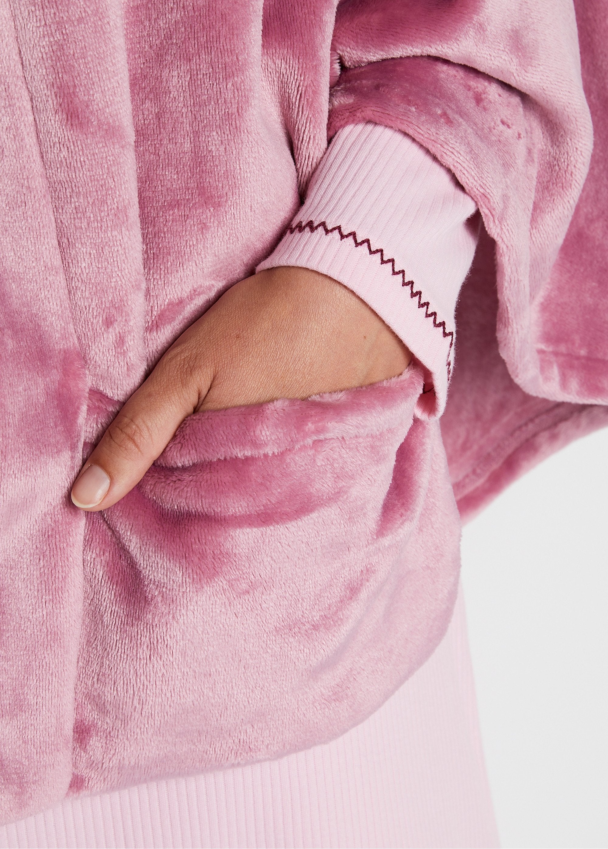 Poncho_in_maglia_felpata_da_bordo_a_bordo_Rosa_il_DE2_curvy