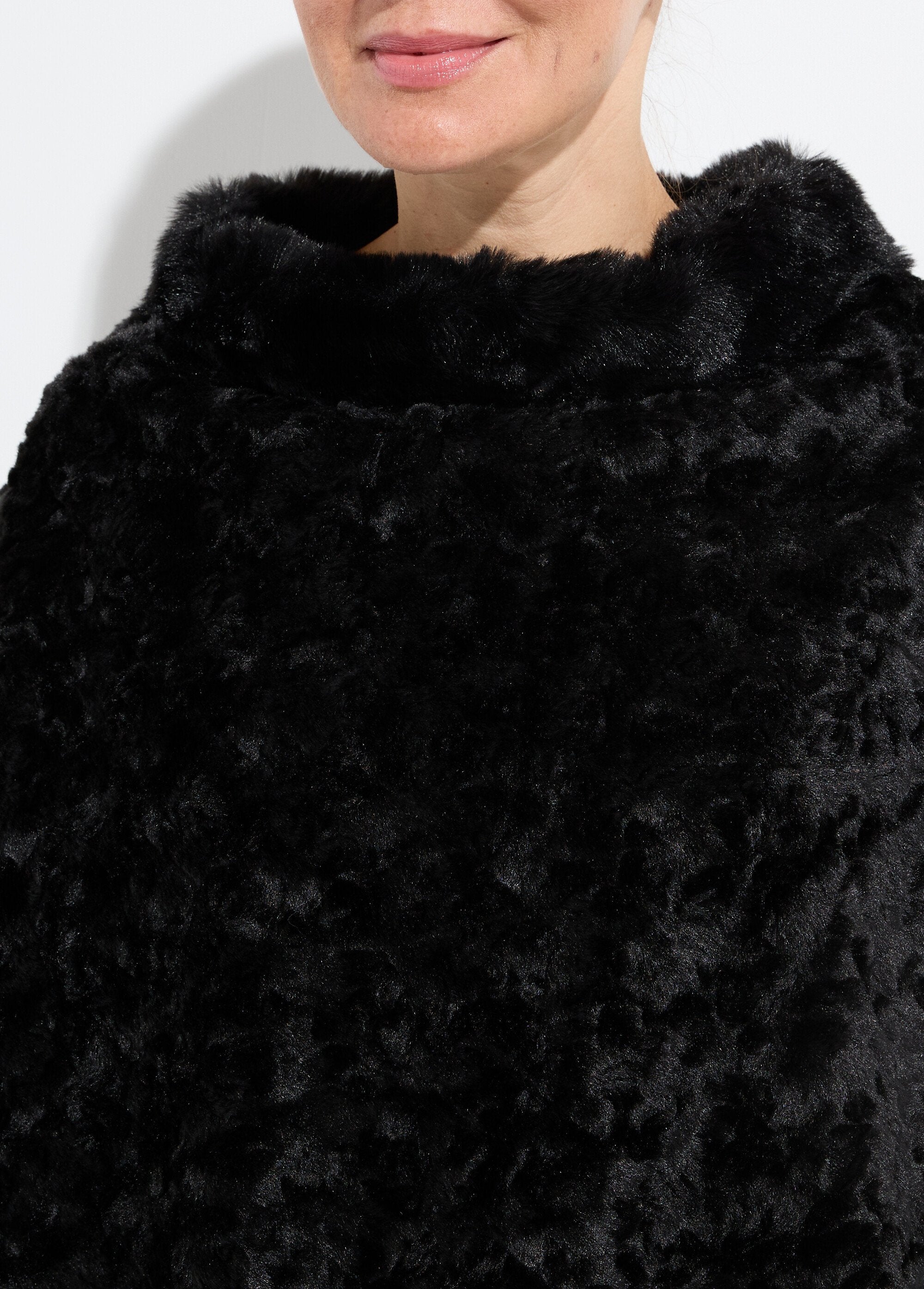 Poncho_in_pile_stile_sherpa_con_colletto_rialzato_Noir_DE1_slim