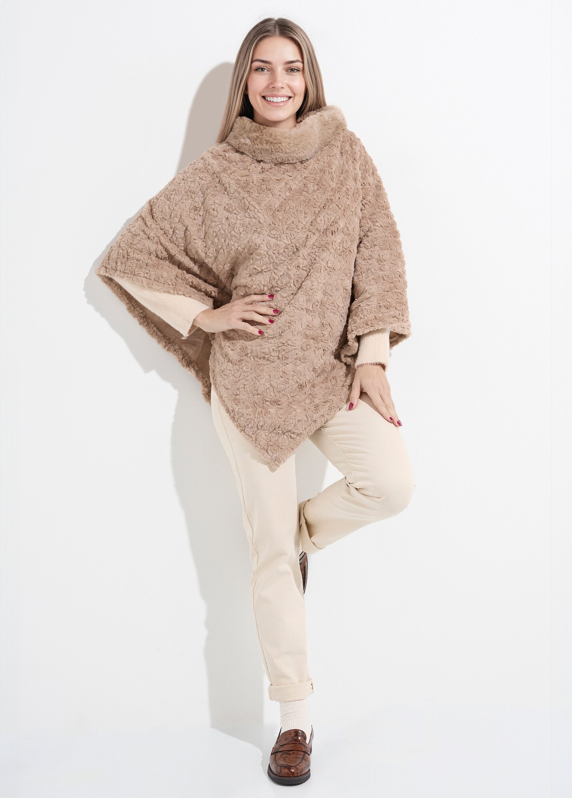 Poncho_in_pile_stile_sherpa_con_colletto_rialzato_Taupe_SF1_slim