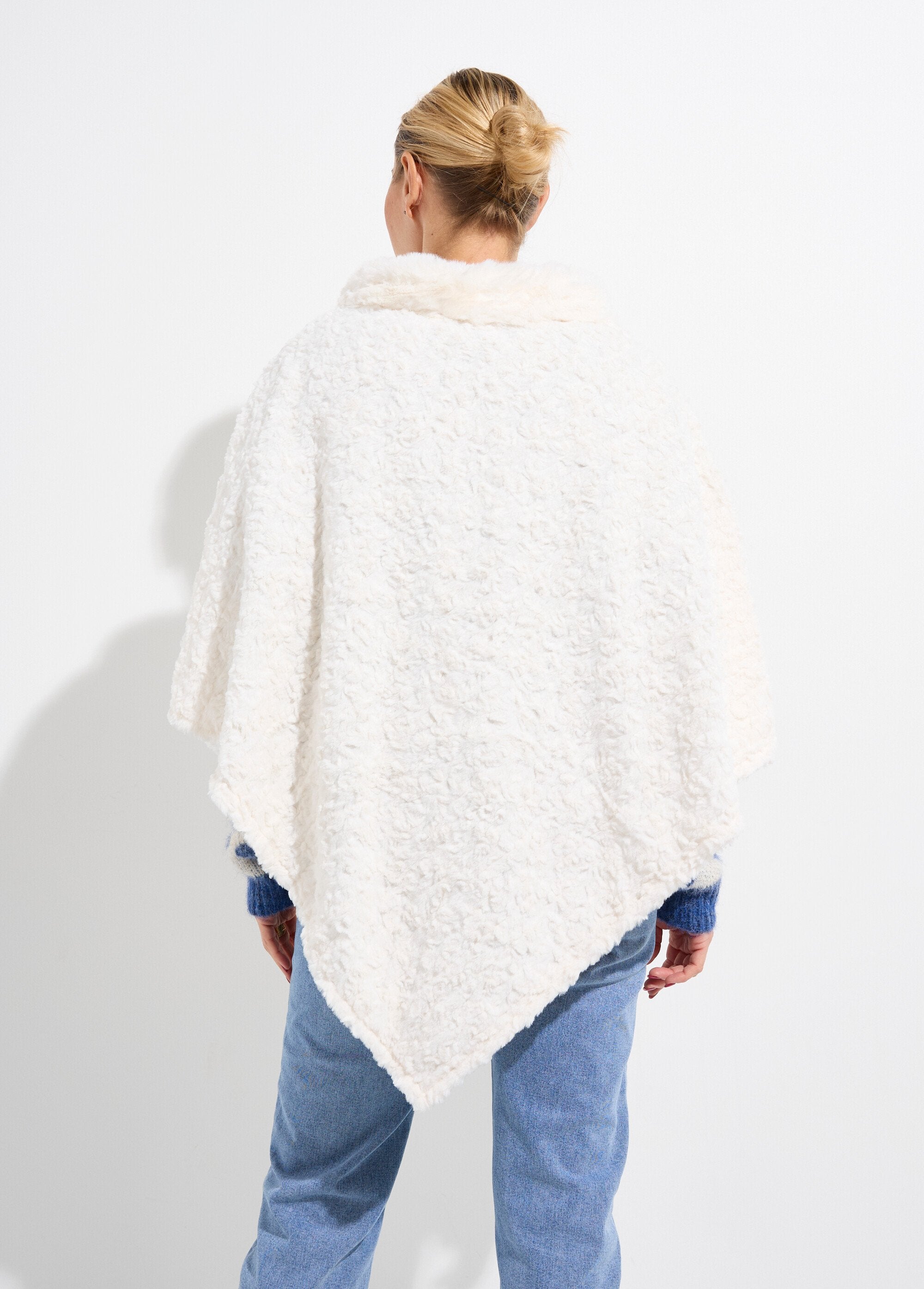 Poncho_in_pile_stile_sherpa_con_colletto_rialzato_Ecru_DO1_slim