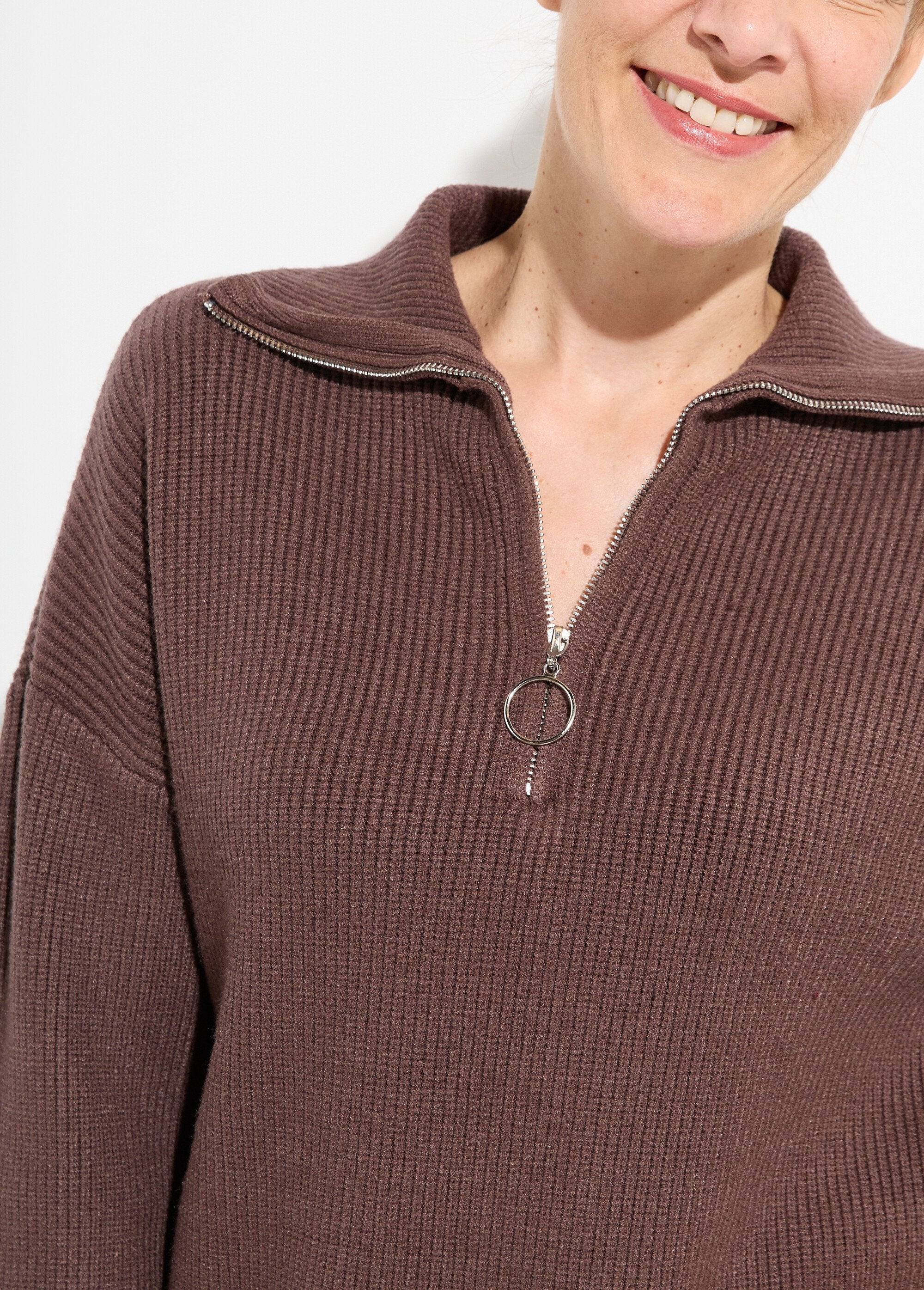 Confortevole_maglione_trucker_in_maglia_paffuta_Chocolat_DE1_slim