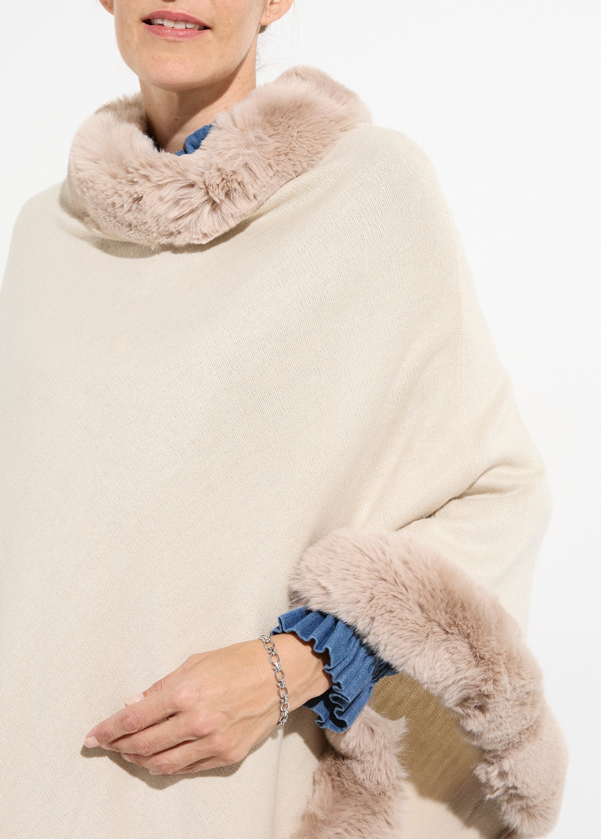 Mantella_in_maglina,_bordo_in_pelliccia_tono_su_tono_Ecru_DE1_slim