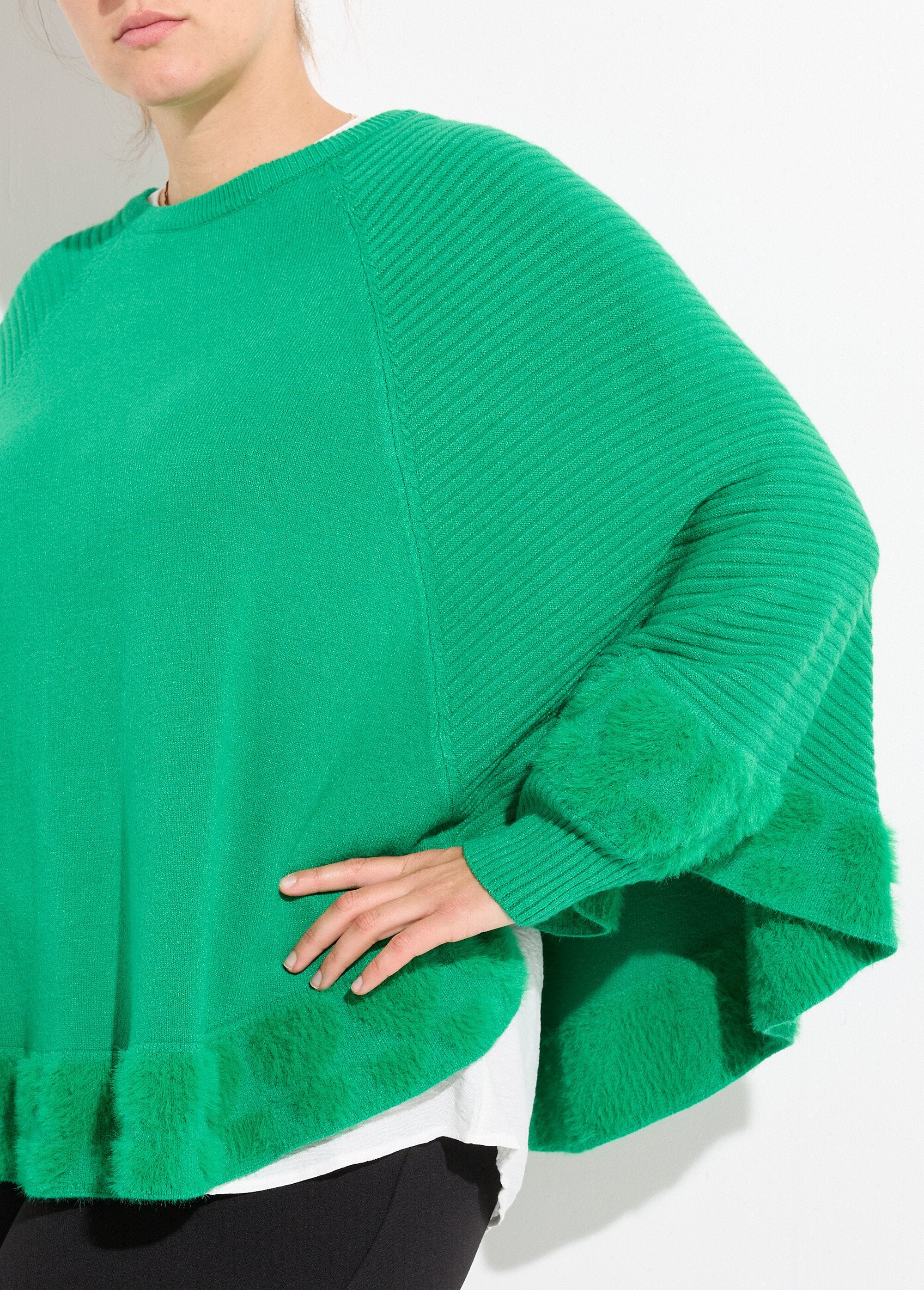 Poncho_a_mantella_lavorato_a_maglia_con_cuori_e_collo_rotondo_Vert_vif_DE1_curvy