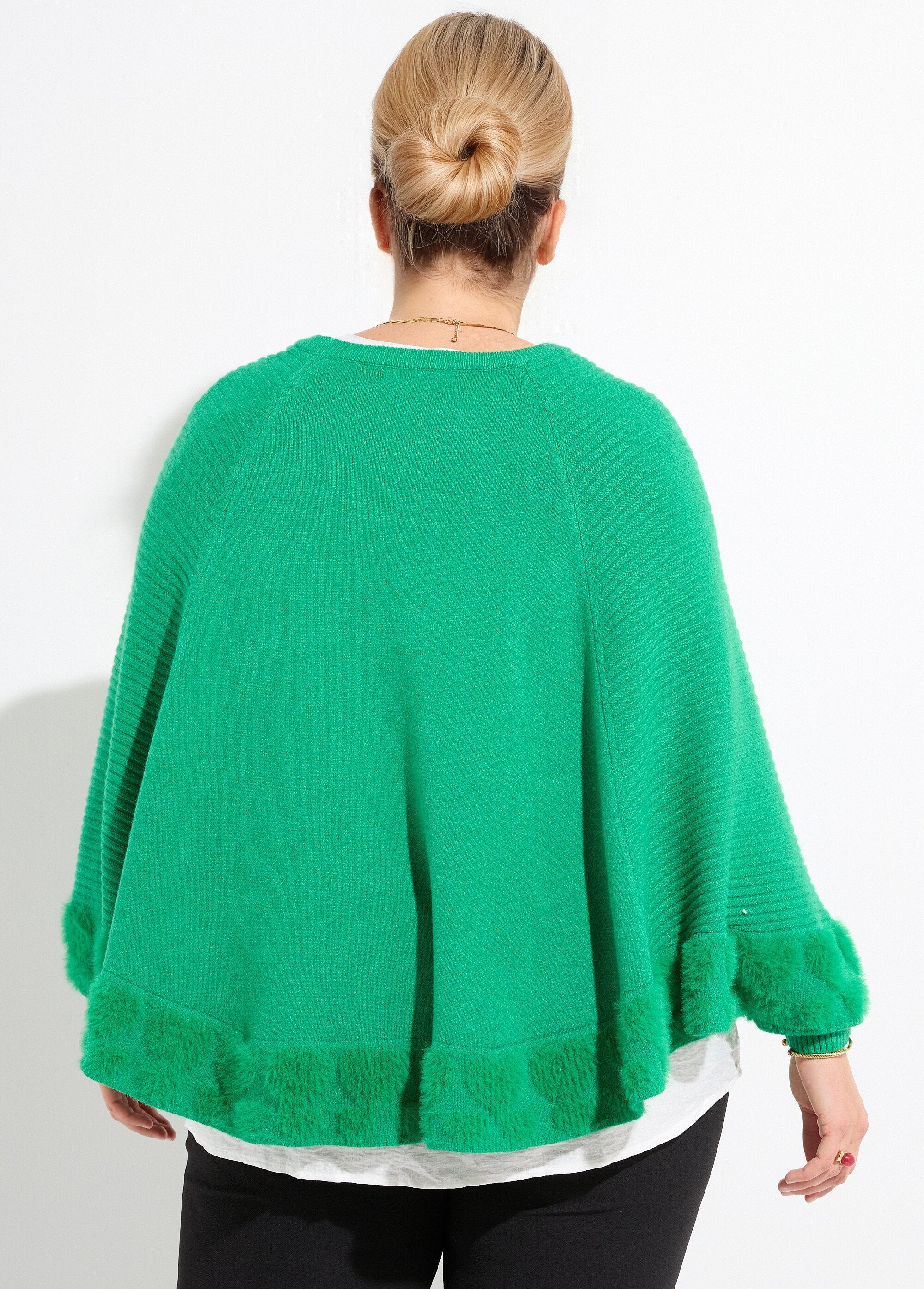 Poncho_a_mantella_lavorato_a_maglia_con_cuori_e_collo_rotondo_Vert_vif_DO1_curvy