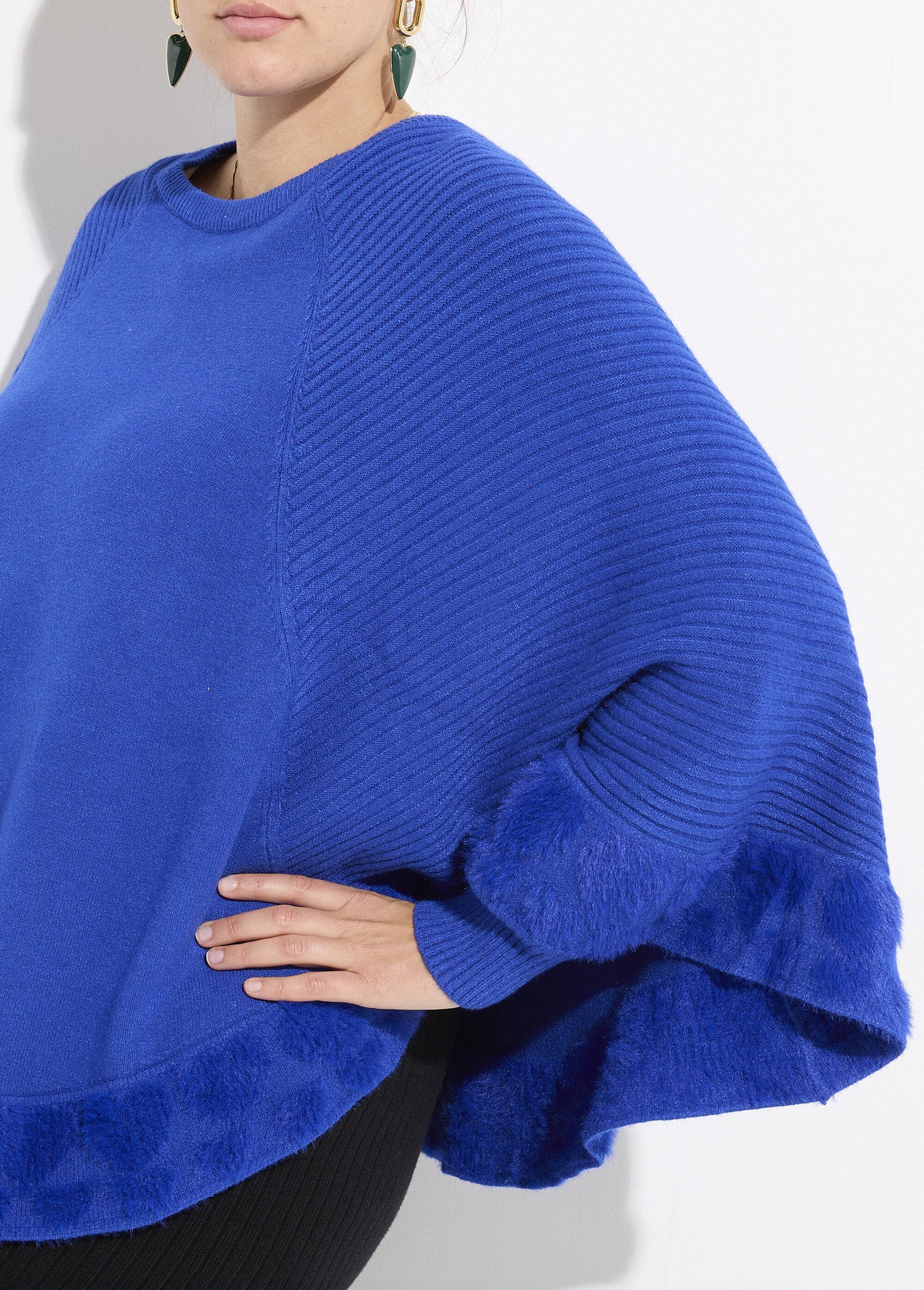 Poncho_a_mantella_lavorato_a_maglia_con_cuori_e_collo_rotondo_Bleu_vif_DE1_curvy