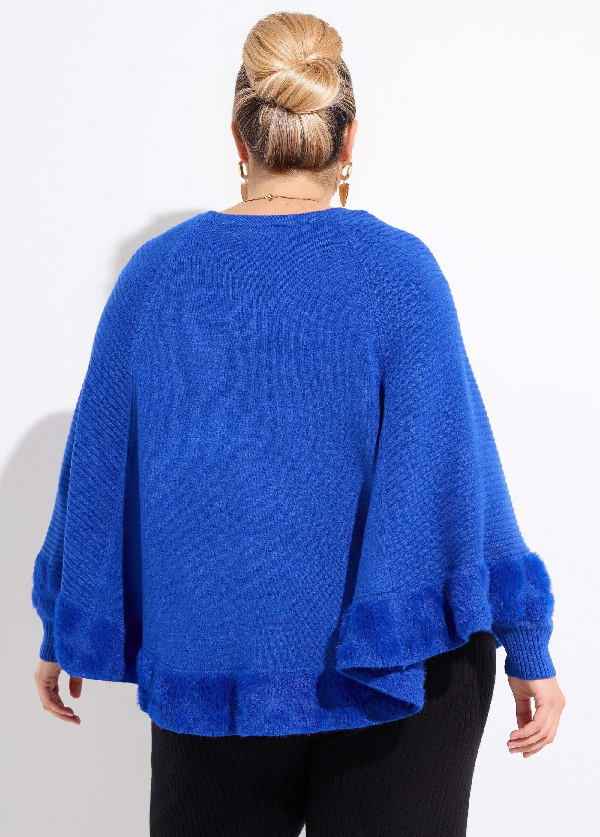 Poncho_a_mantella_lavorato_a_maglia_con_cuori_e_collo_rotondo_Bleu_vif_DO1_curvy