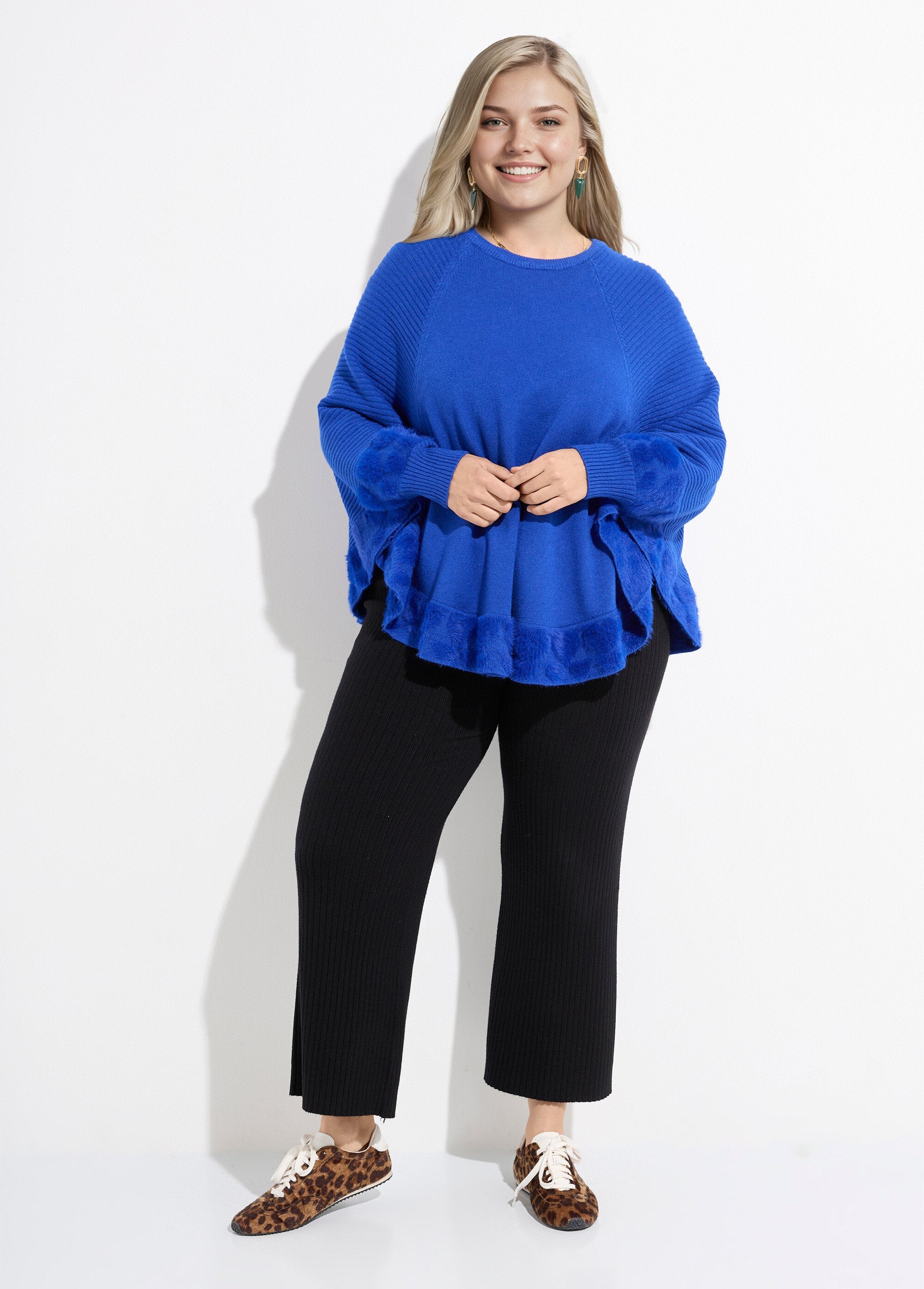 Poncho_a_mantella_lavorato_a_maglia_con_cuori_e_collo_rotondo_Bleu_vif_SF1_curvy