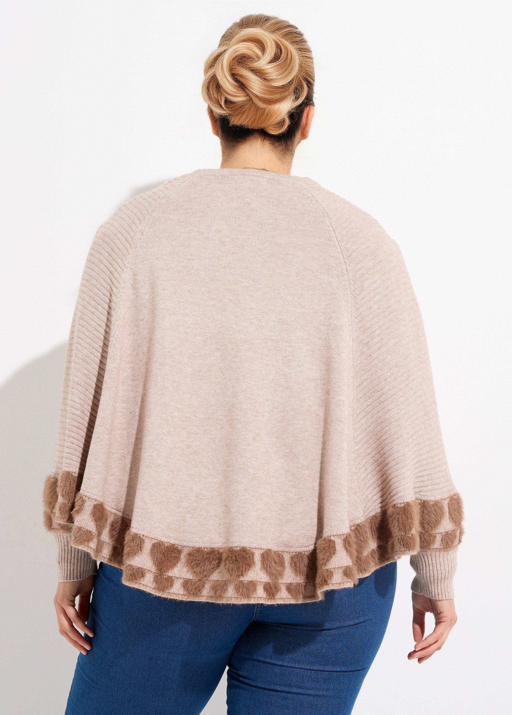 Poncho_a_mantella_lavorato_a_maglia_con_cuori_e_collo_rotondo_Taupe_DO1_curvy
