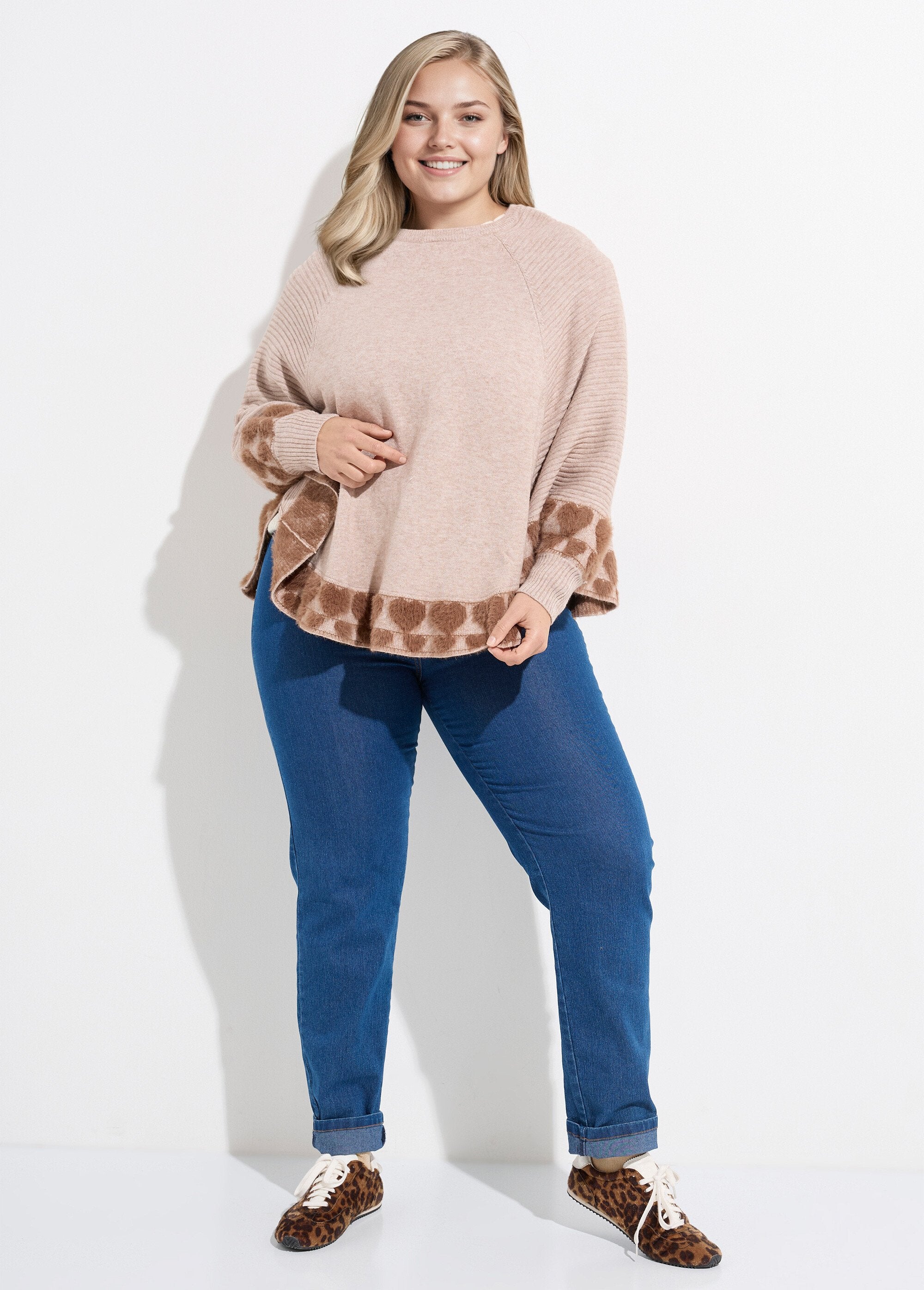 Poncho_a_mantella_lavorato_a_maglia_con_cuori_e_collo_rotondo_Taupe_SF1_curvy