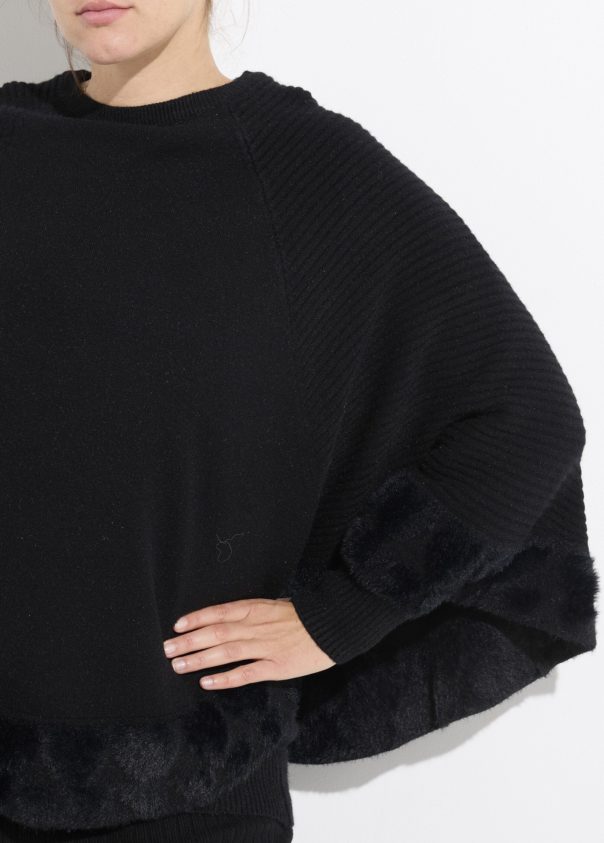 Poncho_a_mantella_lavorato_a_maglia_con_cuori_e_collo_rotondo_Noir_DE1_curvy