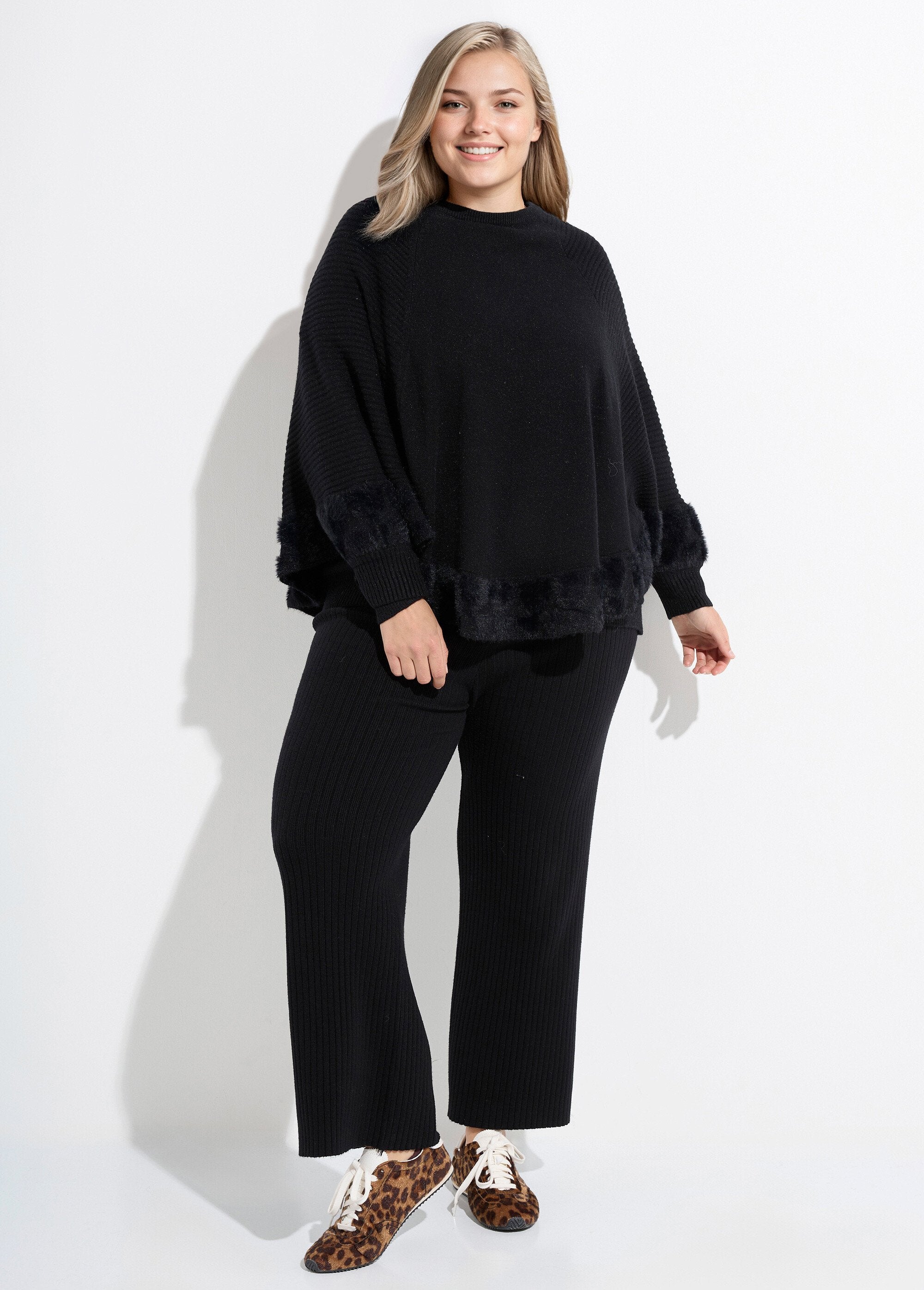 Poncho_a_mantella_lavorato_a_maglia_con_cuori_e_collo_rotondo_Noir_SF1_curvy