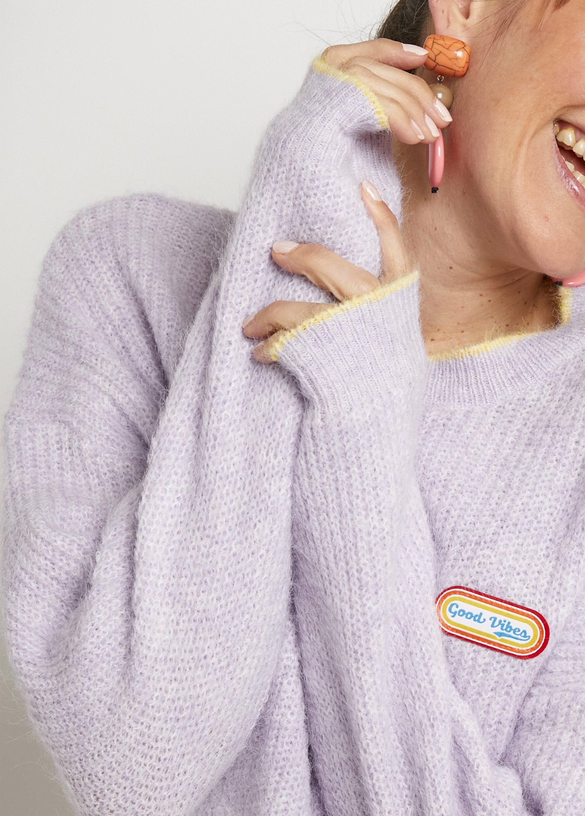 Caldo_maglione_con_messaggio_in_lana_Violet_clair_DE1_slim