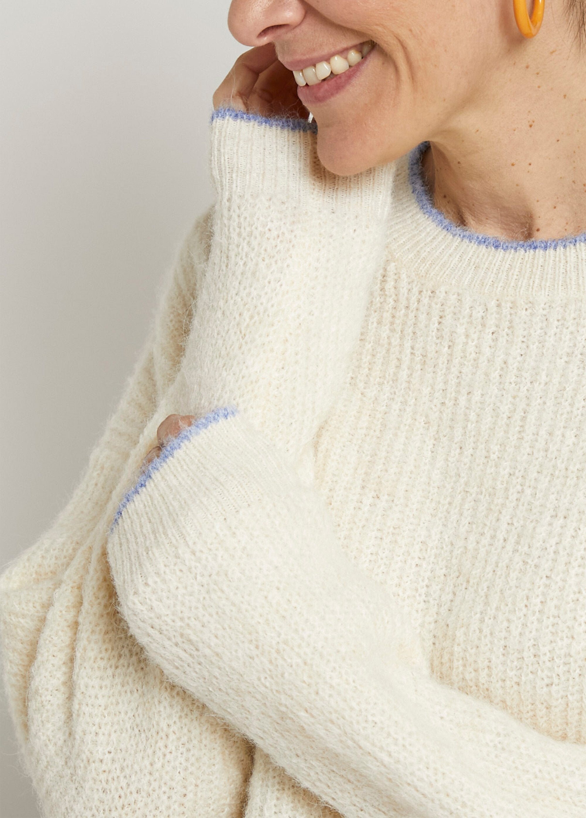 Caldo_maglione_con_messaggio_in_lana_Ecru_DE1_slim