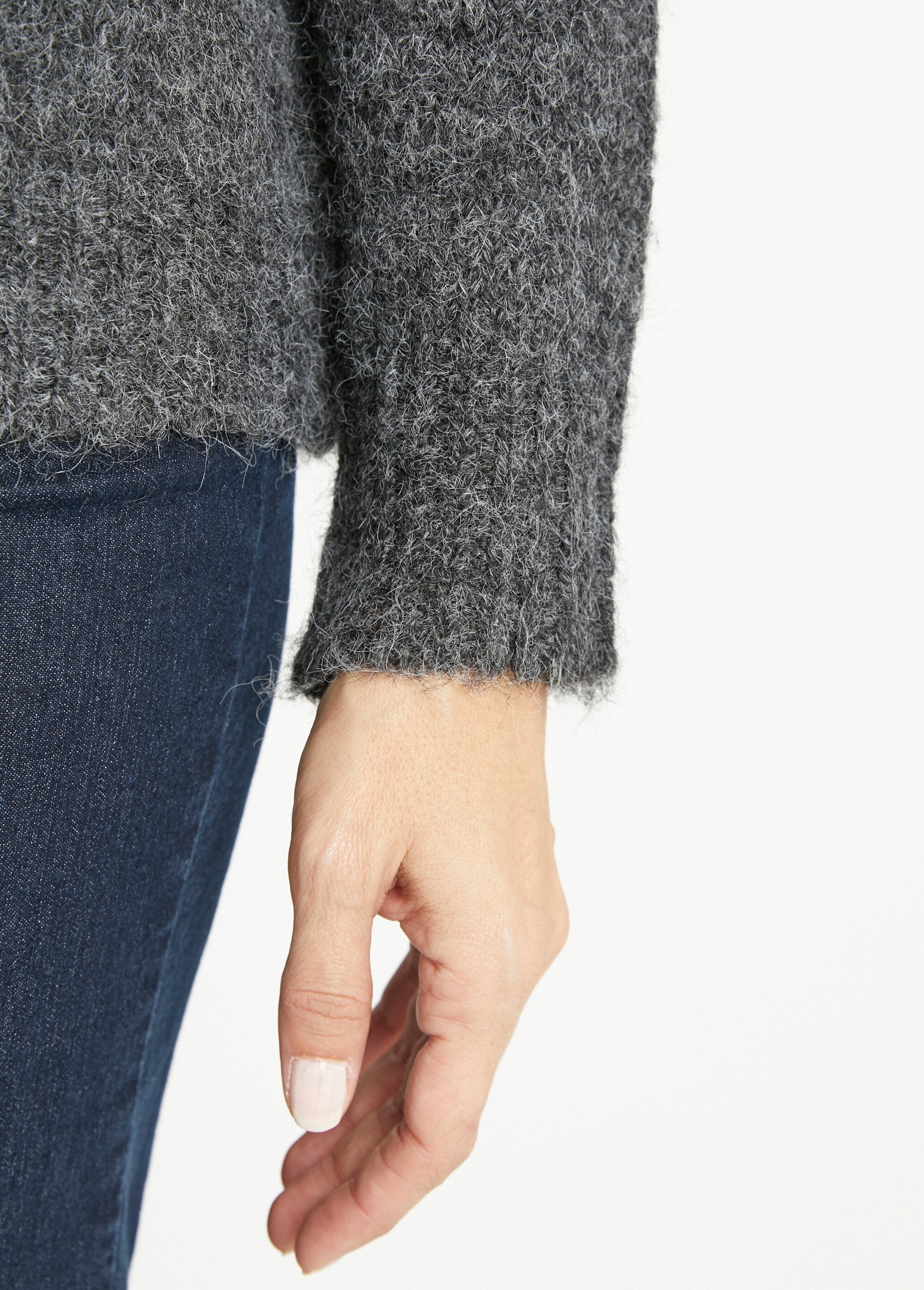 Caldo_maglione_bicolore_con_scollo_a_V_e_paillettes_Gris_DE2_slim