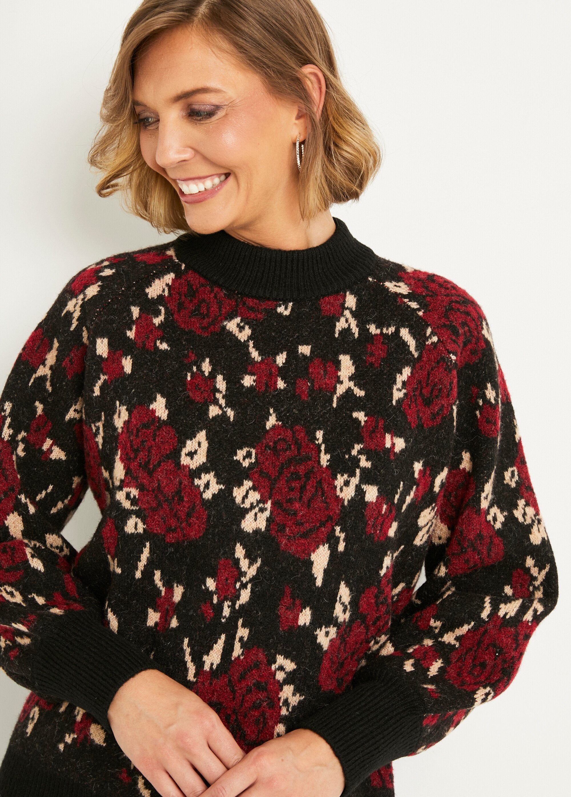 Caldo_maglione_a_collo_alto_raglan_in_jacquard_floreale_Noir_et_rouge_DE1_slim