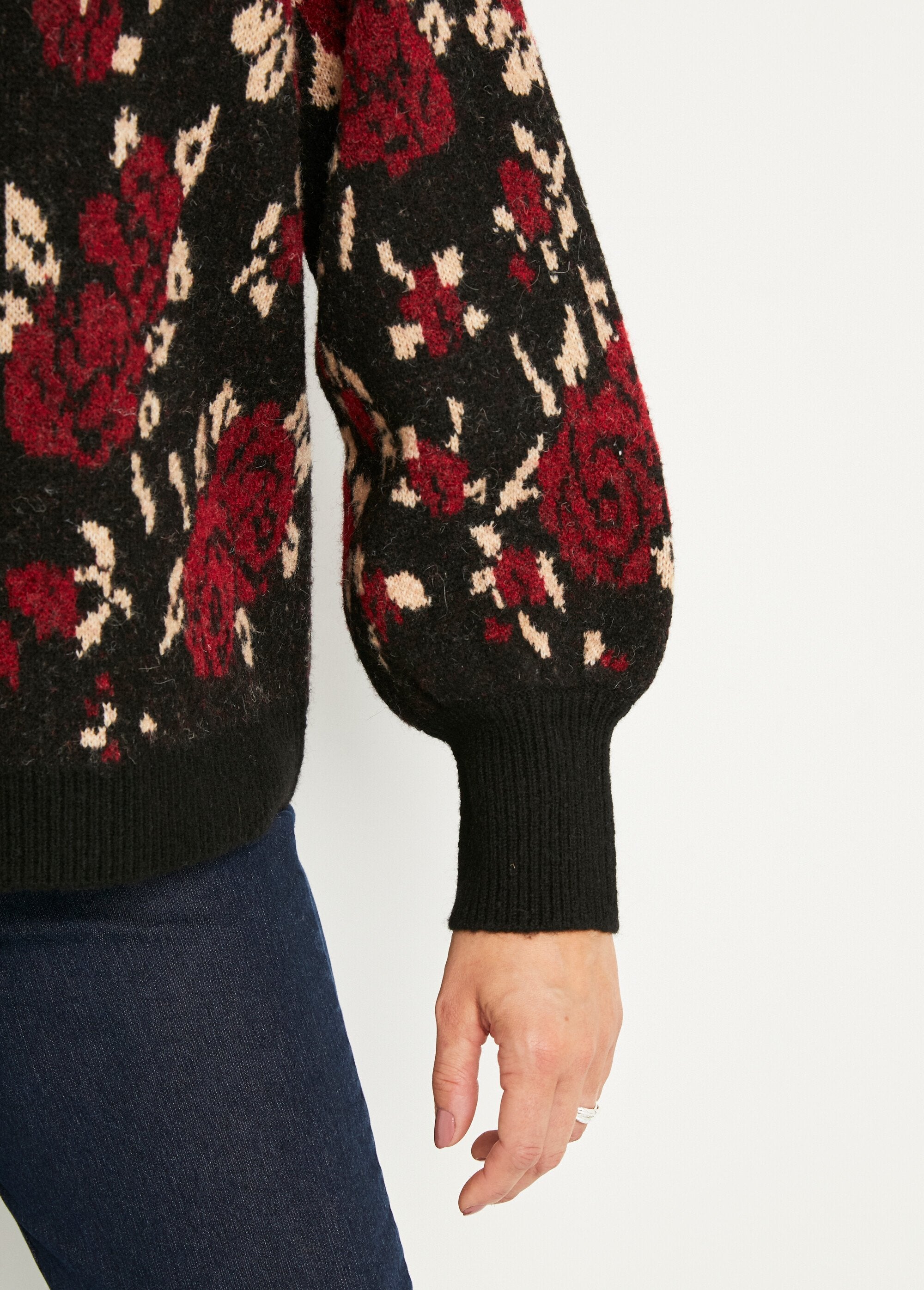 Caldo_maglione_a_collo_alto_raglan_in_jacquard_floreale_Noir_et_rouge_DE2_slim