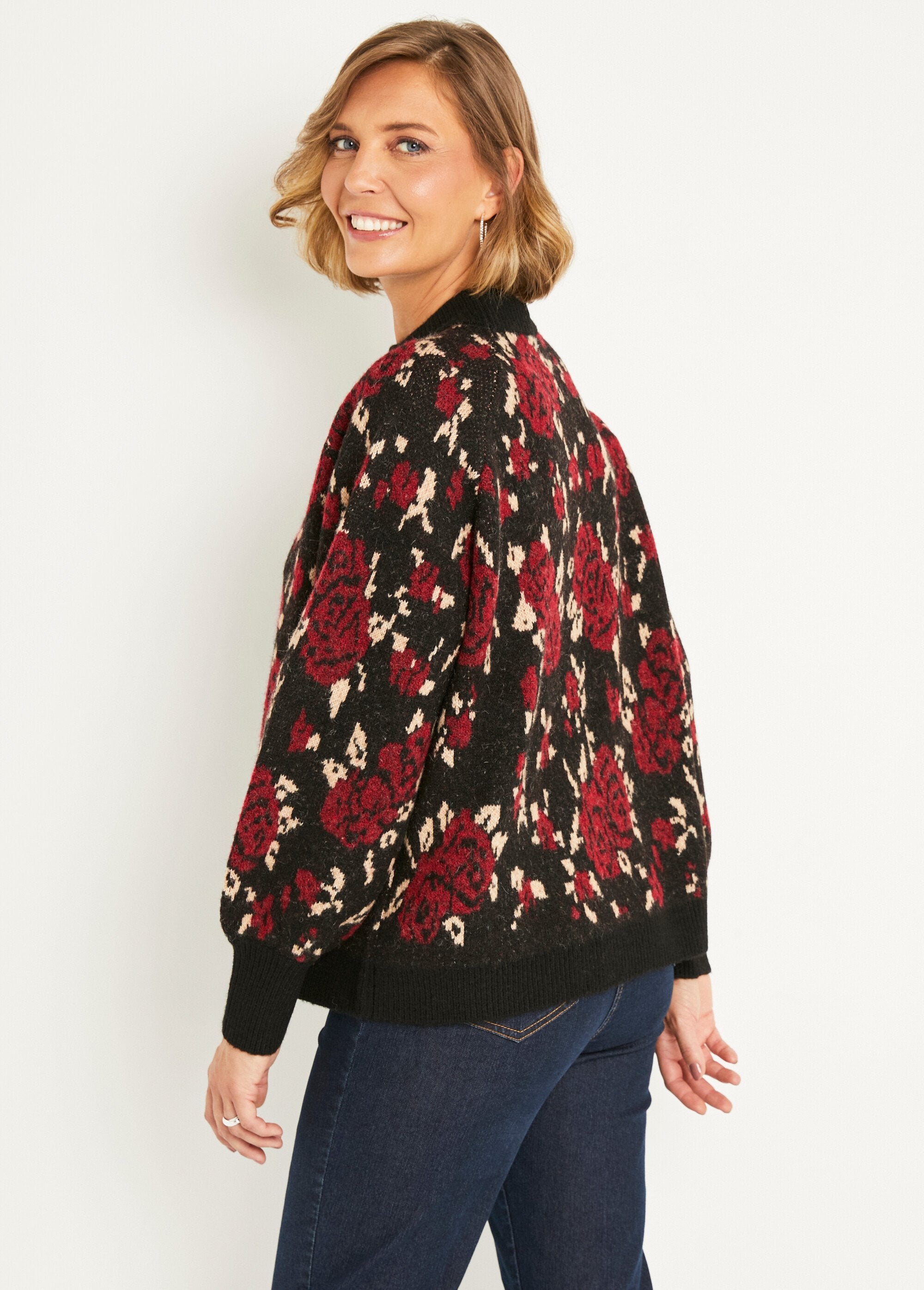 Caldo_maglione_a_collo_alto_raglan_in_jacquard_floreale_Noir_et_rouge_DO1_slim
