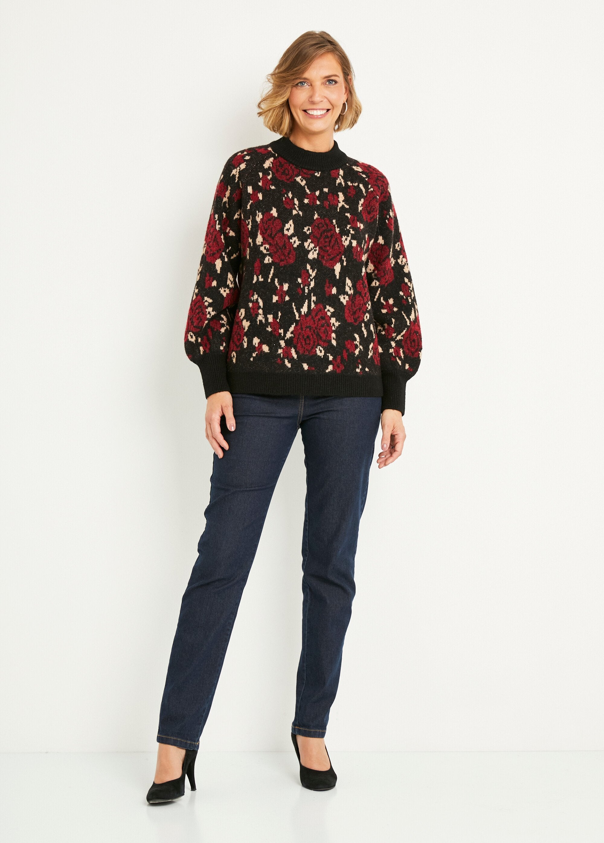 Caldo_maglione_a_collo_alto_raglan_in_jacquard_floreale_Noir_et_rouge_SF1_slim