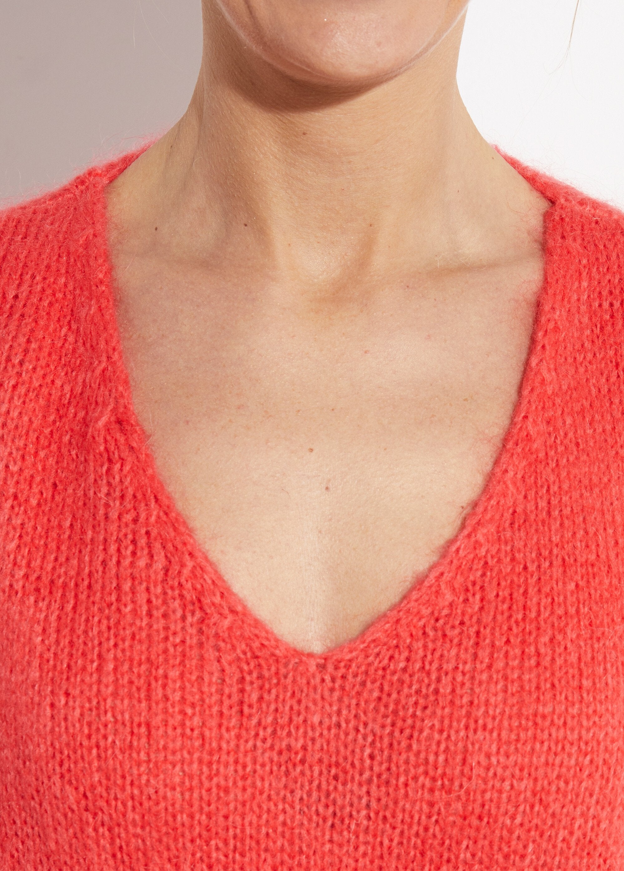Caldo_maglione_con_scollo_a_V_e_mohair_Corail_DE1_slim
