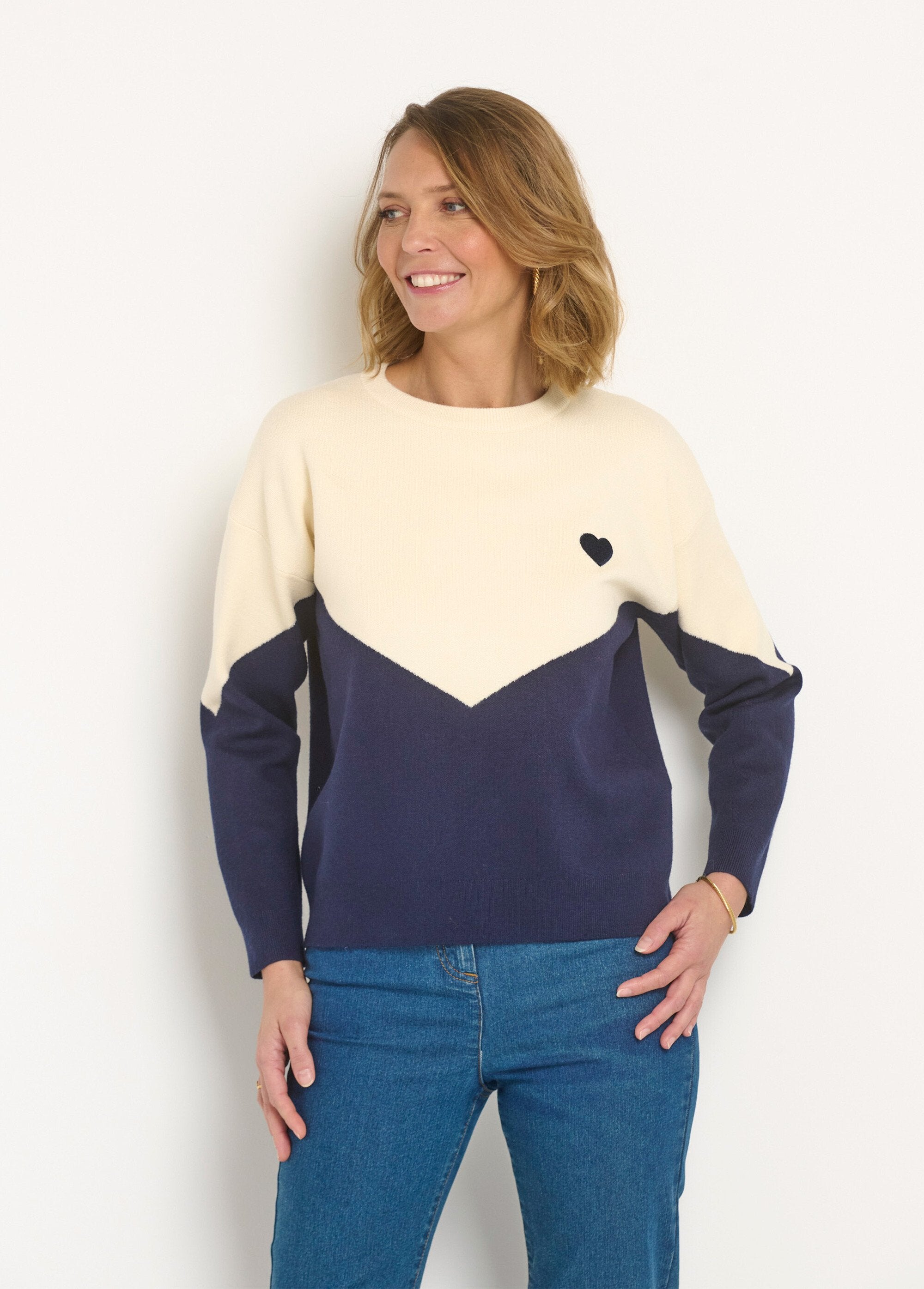 Caldo_maglione_con_effetto_grafico_e_dettaglio_a_ricciolo_Marine_et_ecru_FA1_slim