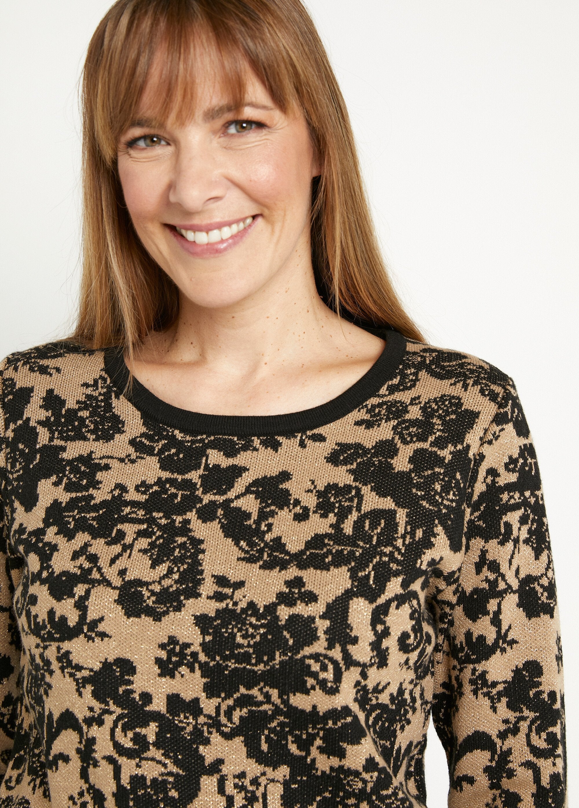 Caldo_maglione_in_jacquard_floreale,_collo_rotondo_Dore_et_noir_DE1_slim