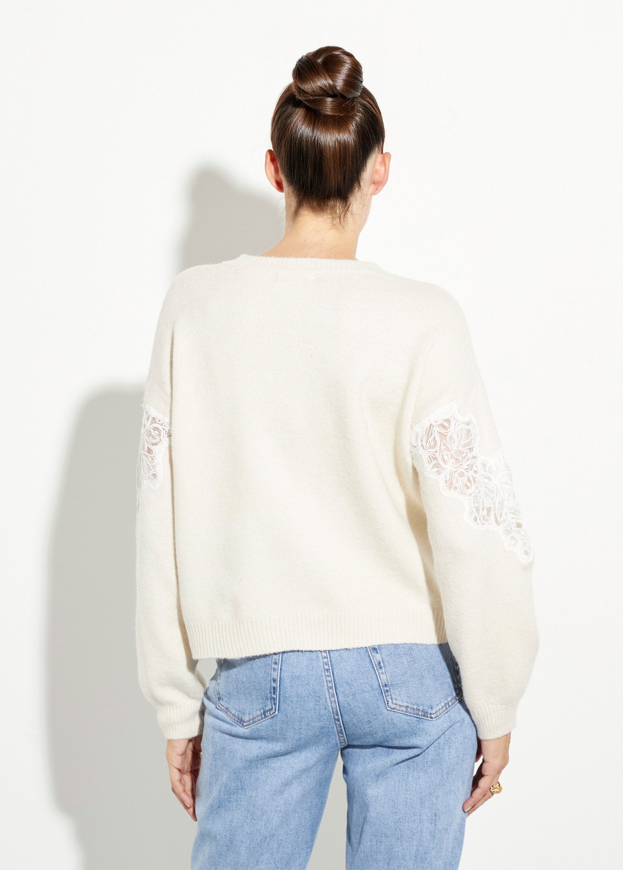 Maglione_di_lana_calda_con_applicazioni_in_pizzo_Ecru_DO1_slim