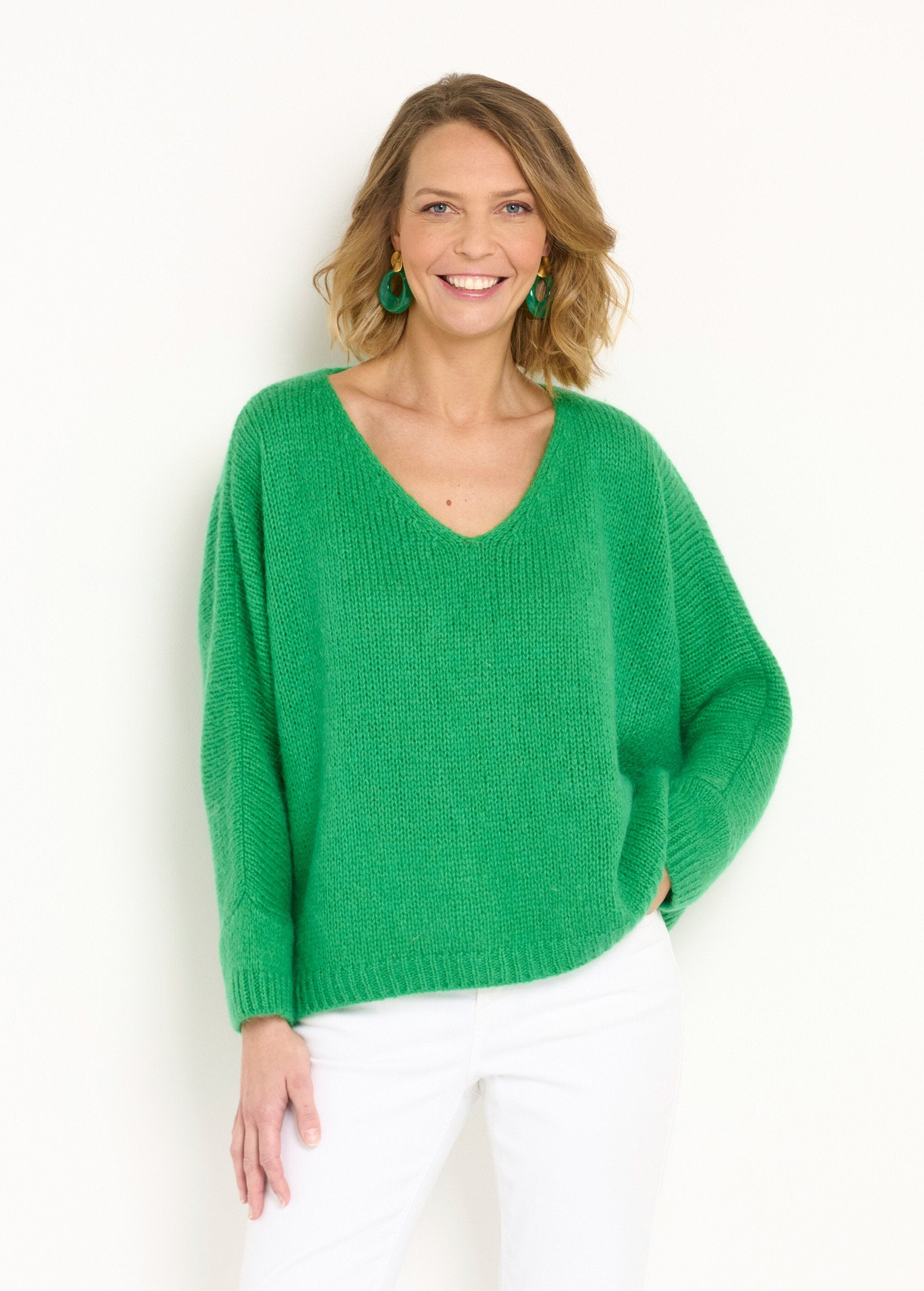 Maglione_in_lana_e_mohair_con_scollo_a_V_e_giromanica_sceso_Vert_FA1_slim