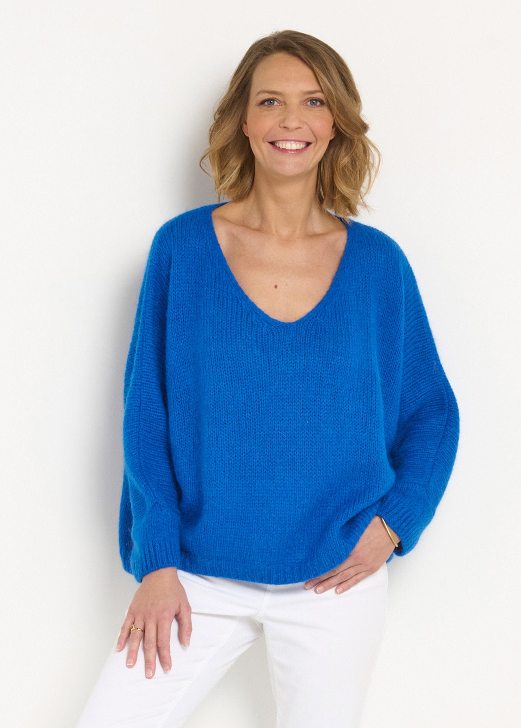 Maglione_in_lana_e_mohair_con_scollo_a_V_e_giromanica_sceso_Bleu_electrique_FA1_slim