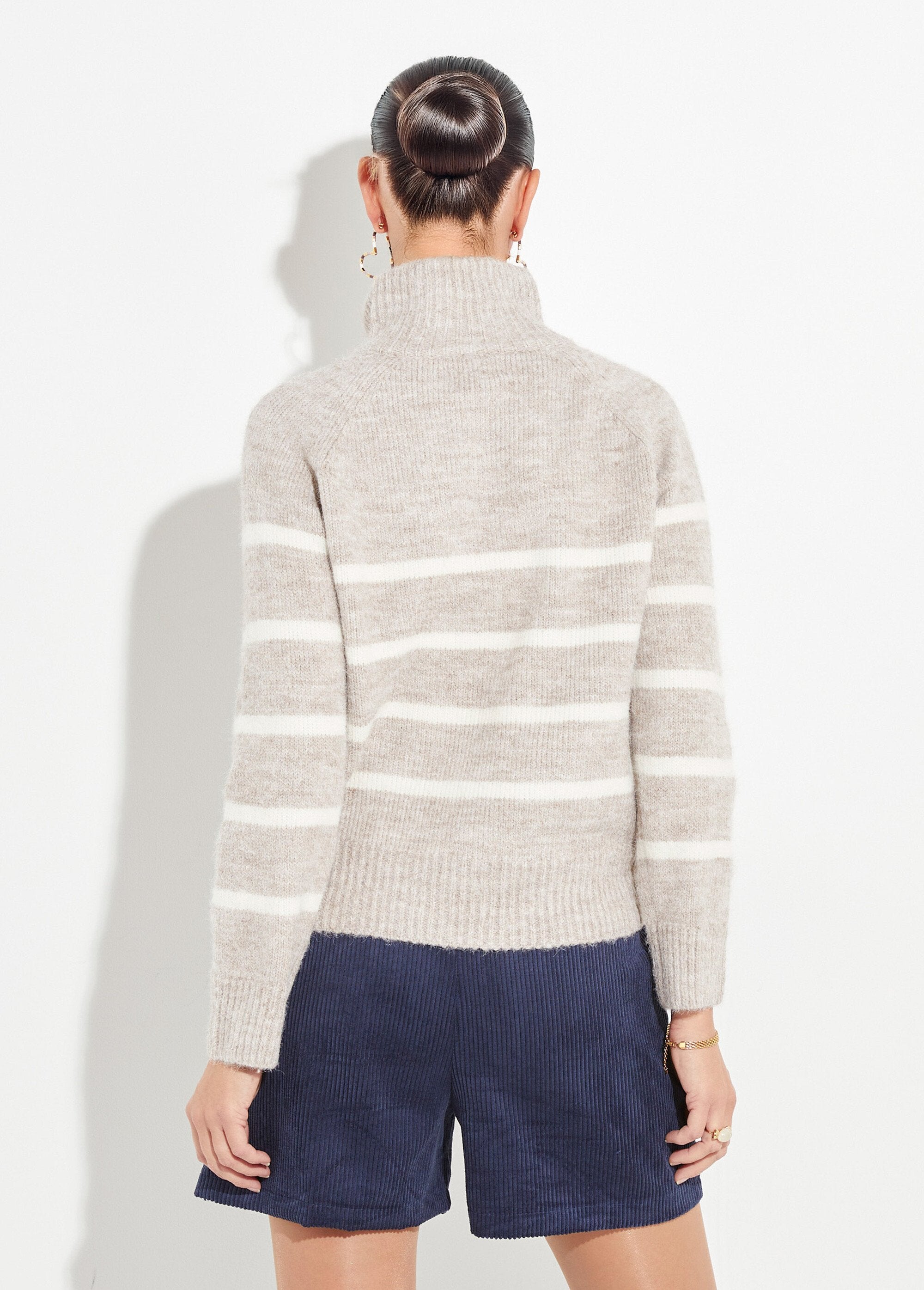 Caldo_maglione_a_righe_con_collo_alto_e_zip_Beige_DO1_slim