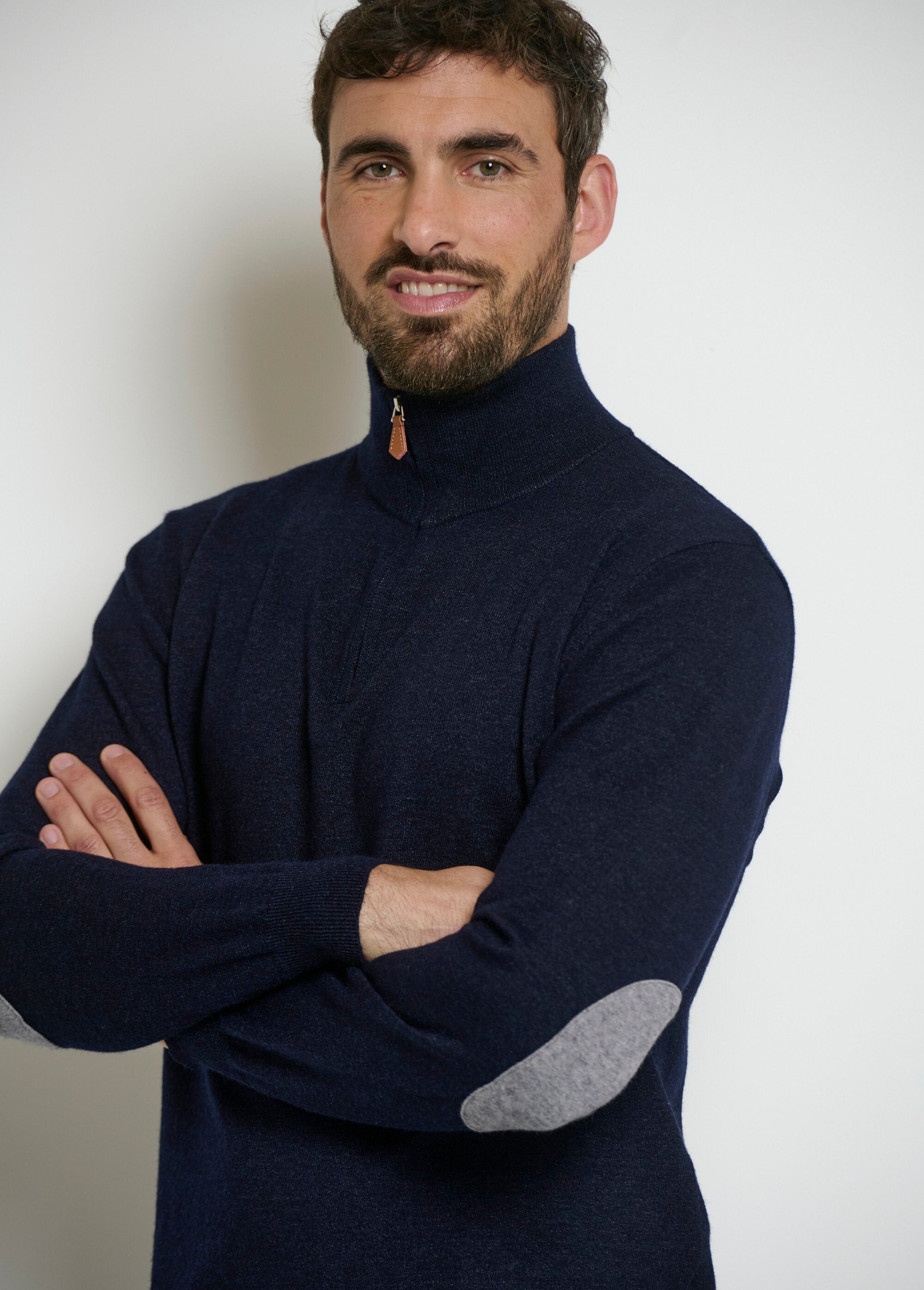 Maglia_con_scollo_a_camion_e_dettagli_a_contrasto_Marine_vintage__DE1_slim