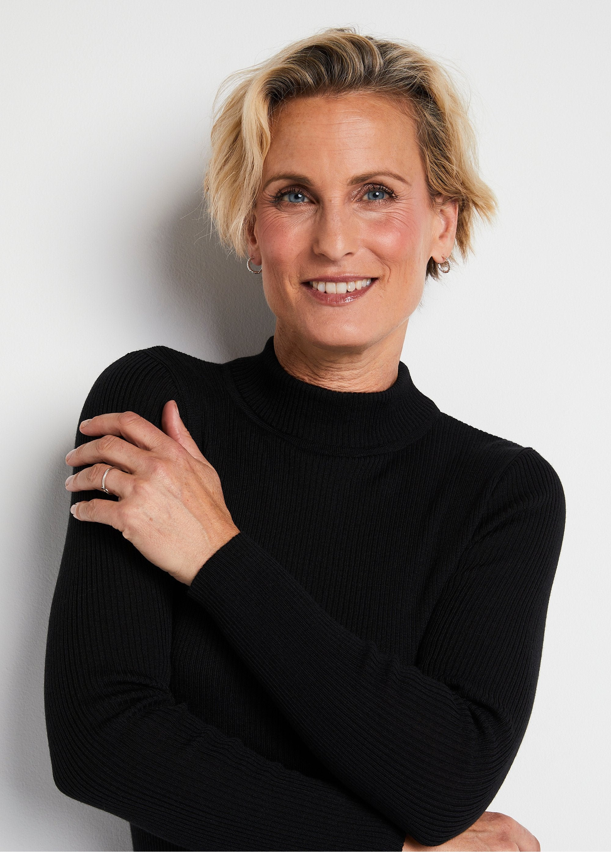 Maglia_a_collo_alto_in_lana_merino_Noir_DE1_slim