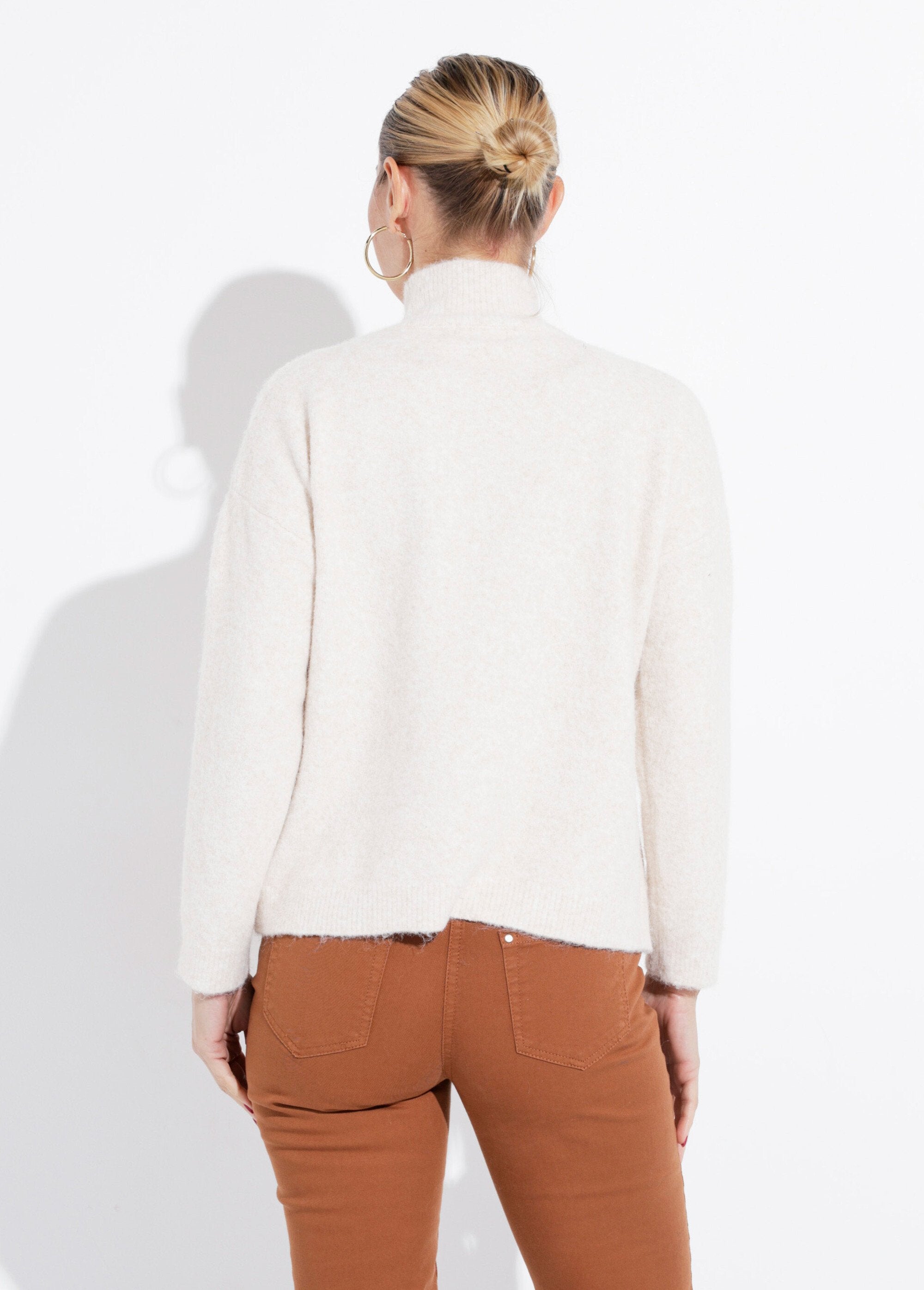 Maglione_a_collo_alto_in_maglia_vaporosa_Beige_DO1_slim