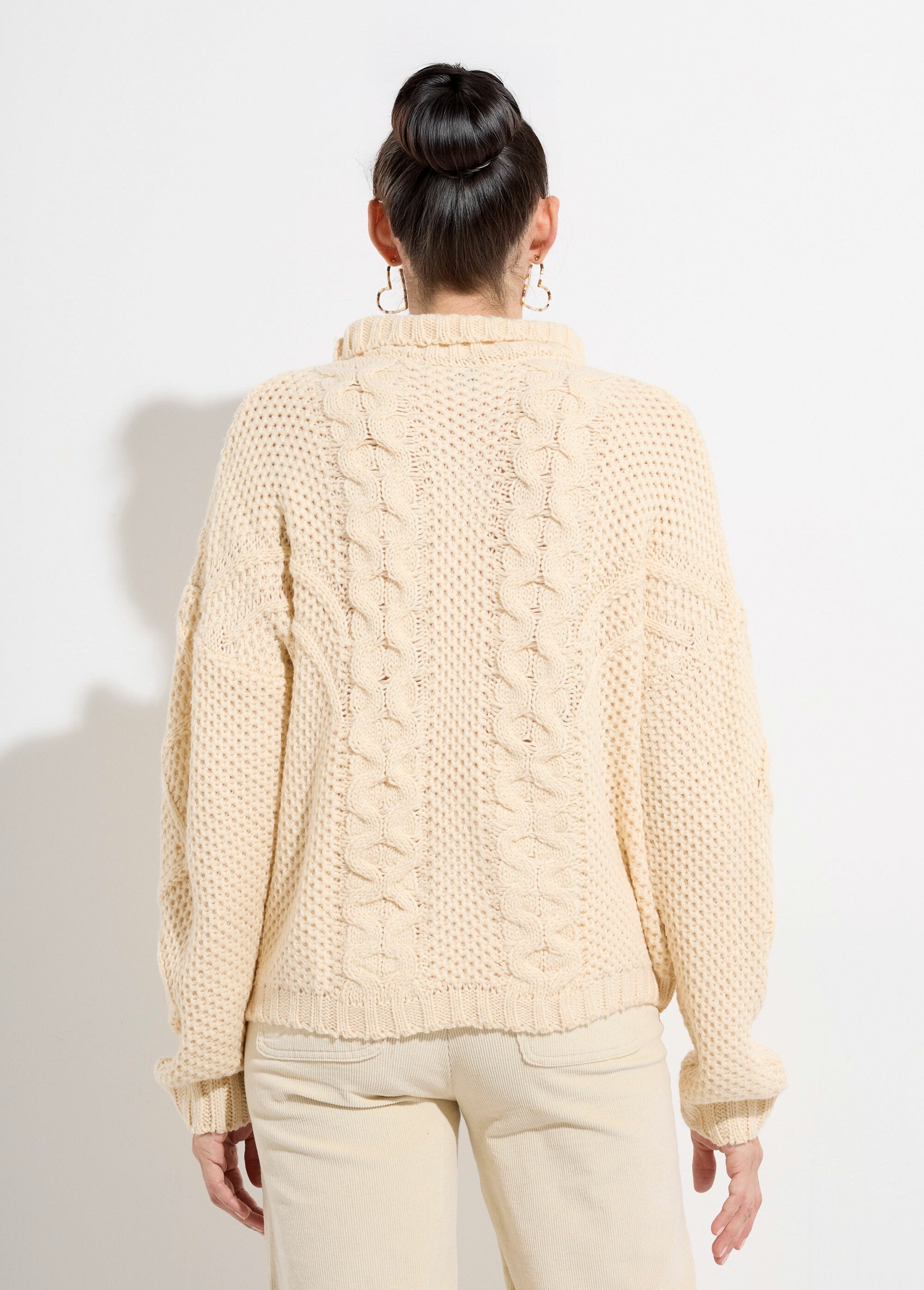 Maglia_con_colletto_rialzato,_gioco_di_maglia_fantasia_Ecru_DO1_slim