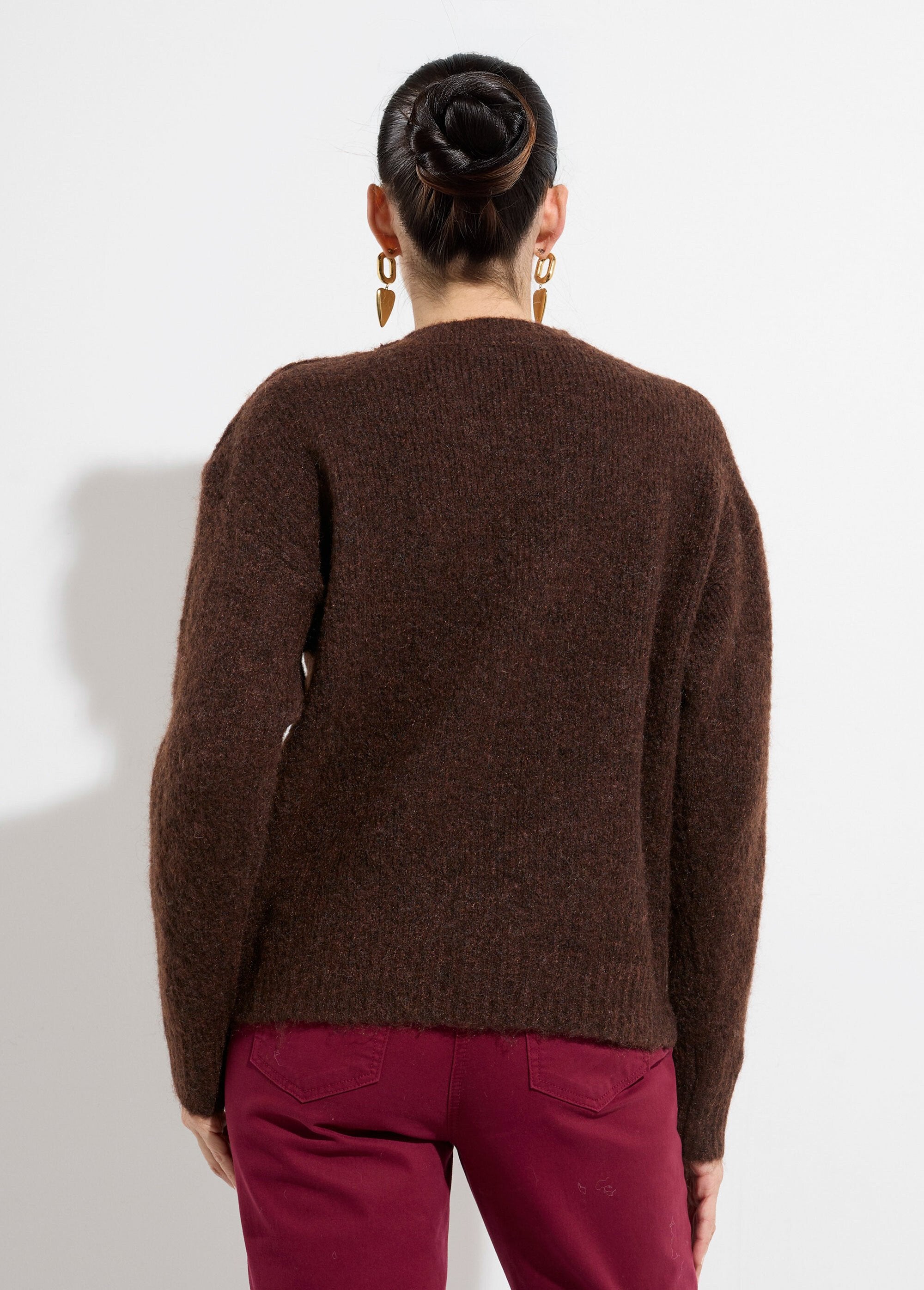 Maglia_con_scollo_rotondo,_bottoni_gioiello_in_metallo_Chocolat_DO1_slim
