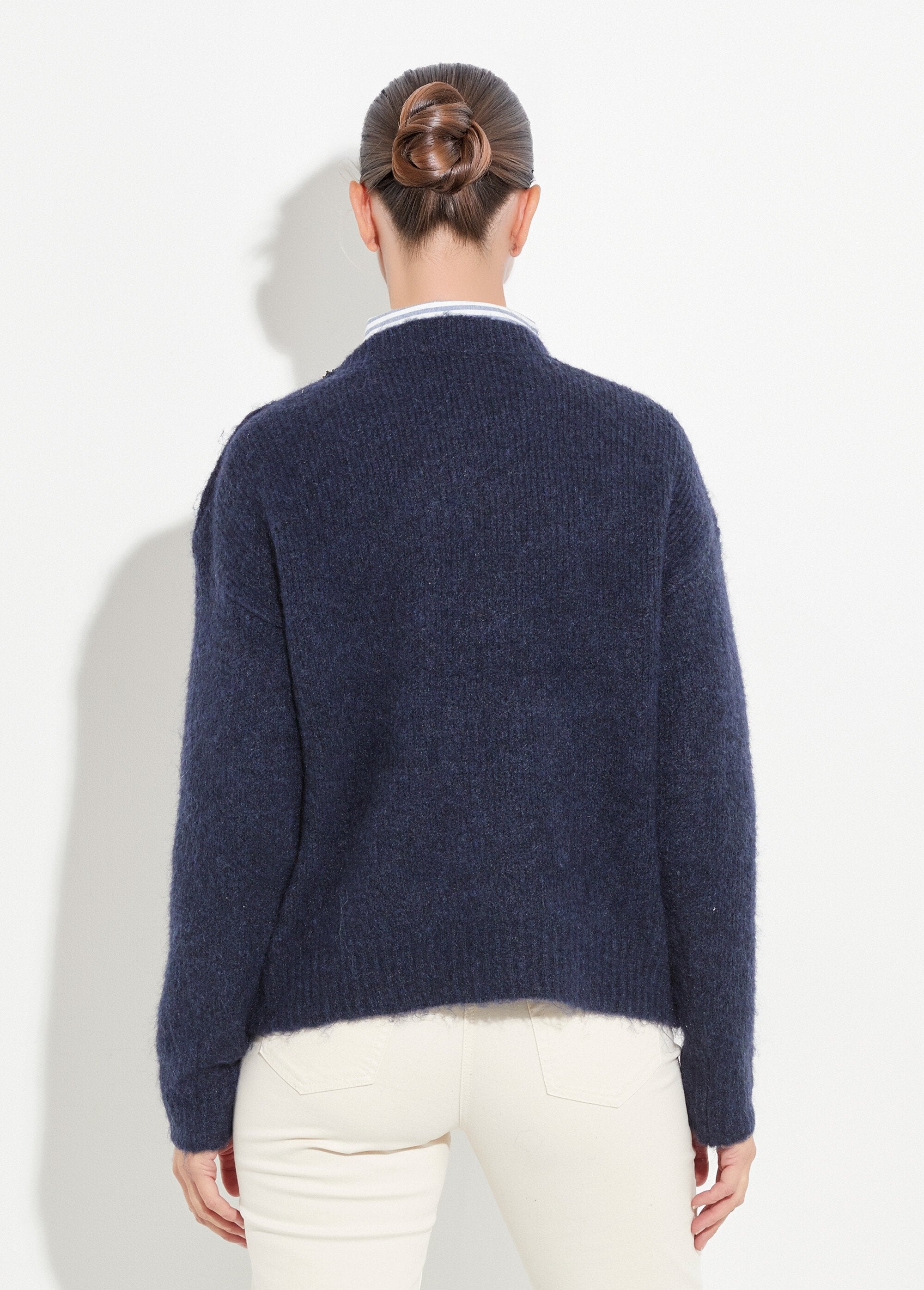 Maglia_con_scollo_rotondo,_bottoni_gioiello_in_metallo_Bleu_DO1_slim