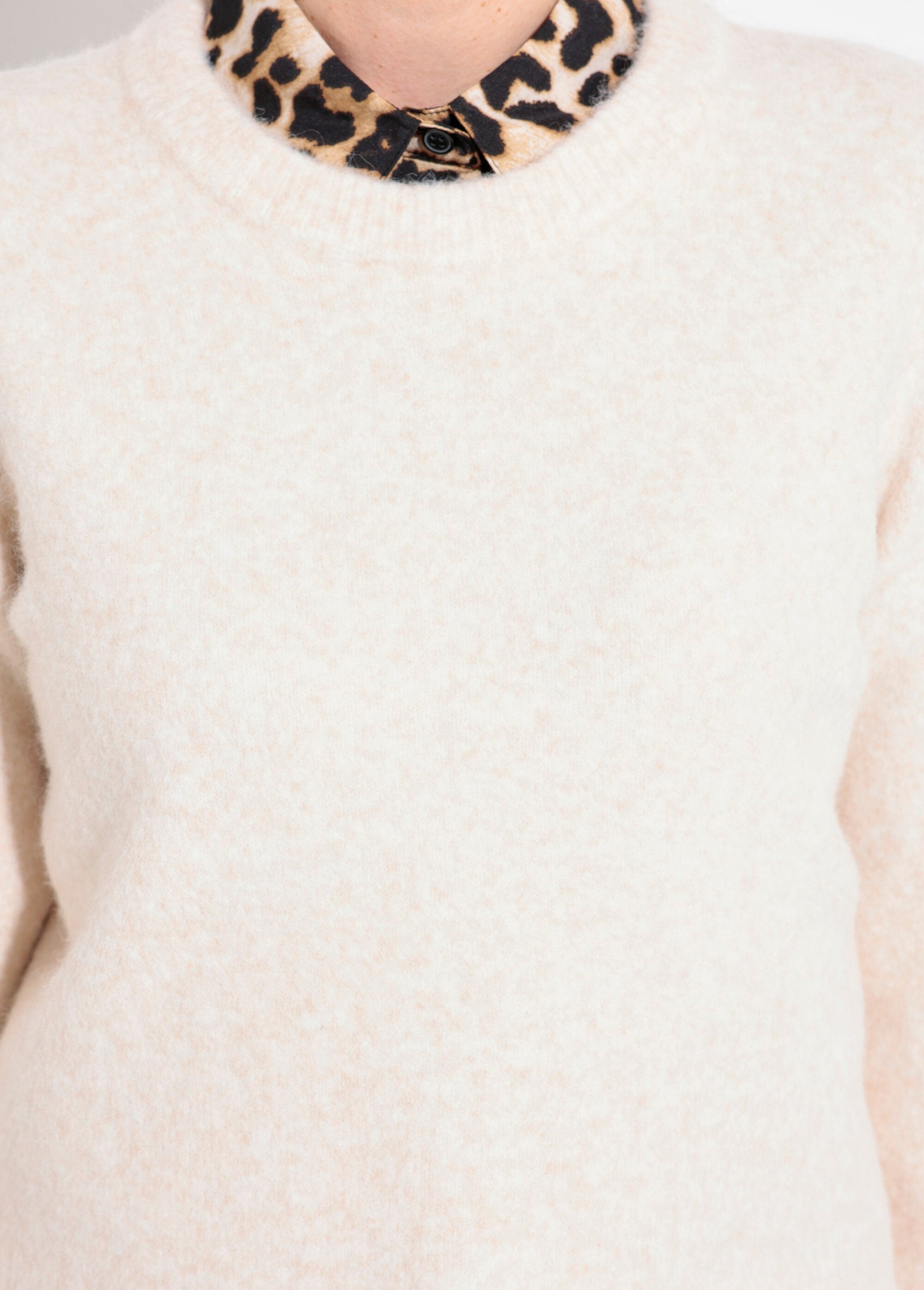 Caldo_e_soffice_maglione_di_lana_con_scollo_rotondo_Beige_DE1_slim