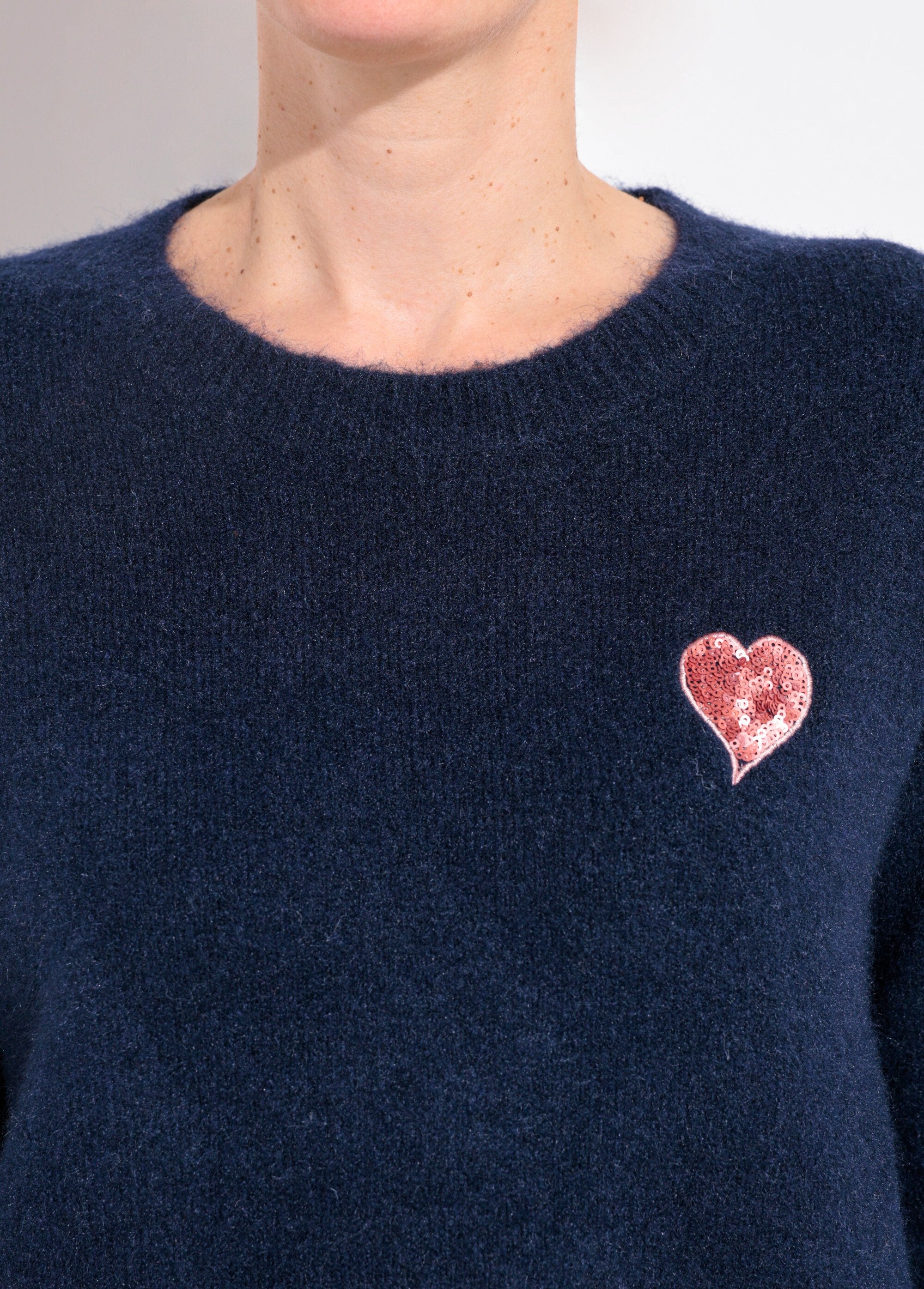 Maglia_con_scollo_rotondo_e_dettaglio_in_paillettes_Marine_DE1_slim