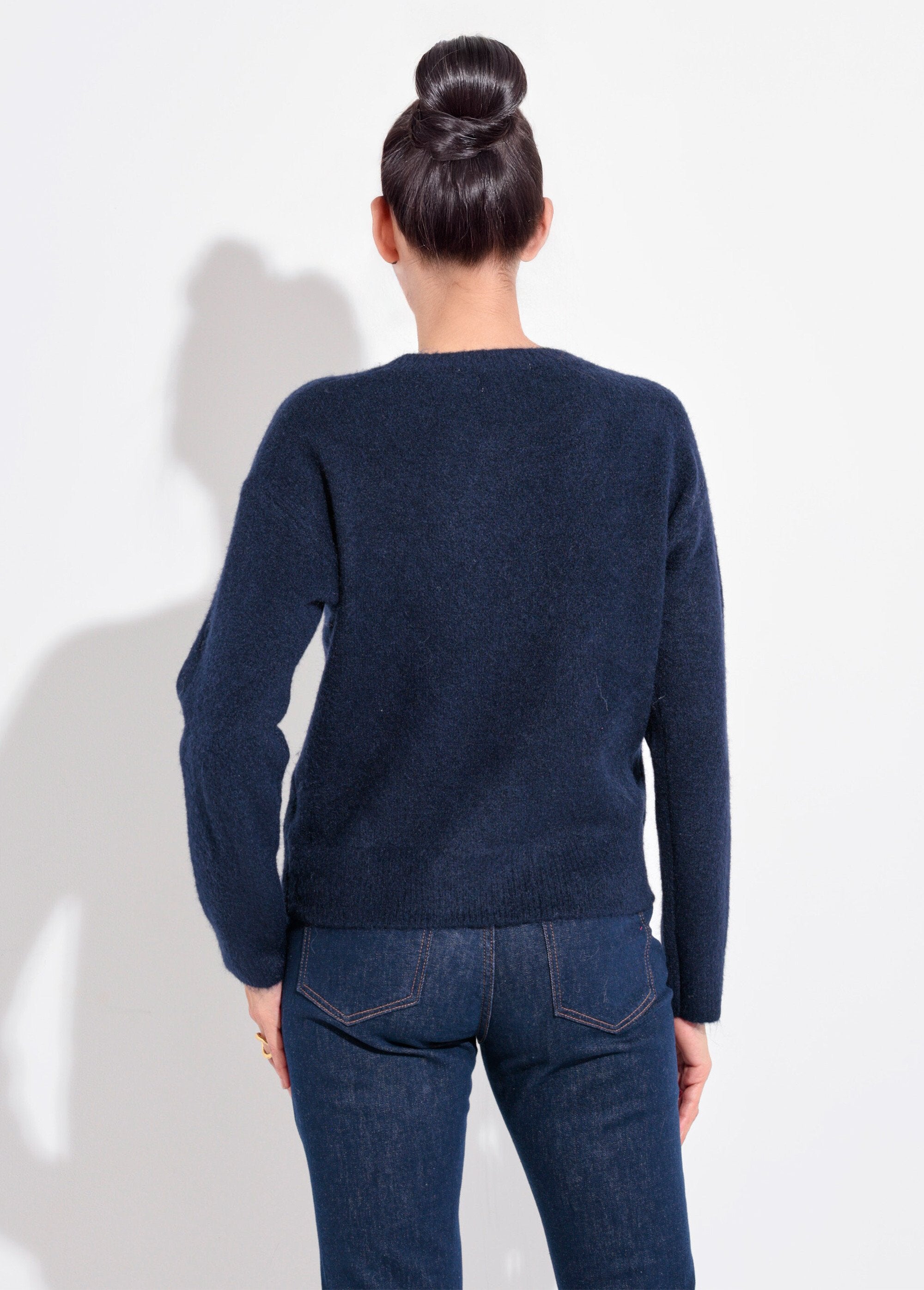 Maglia_con_scollo_rotondo_e_dettaglio_in_paillettes_Marine_DO1_slim