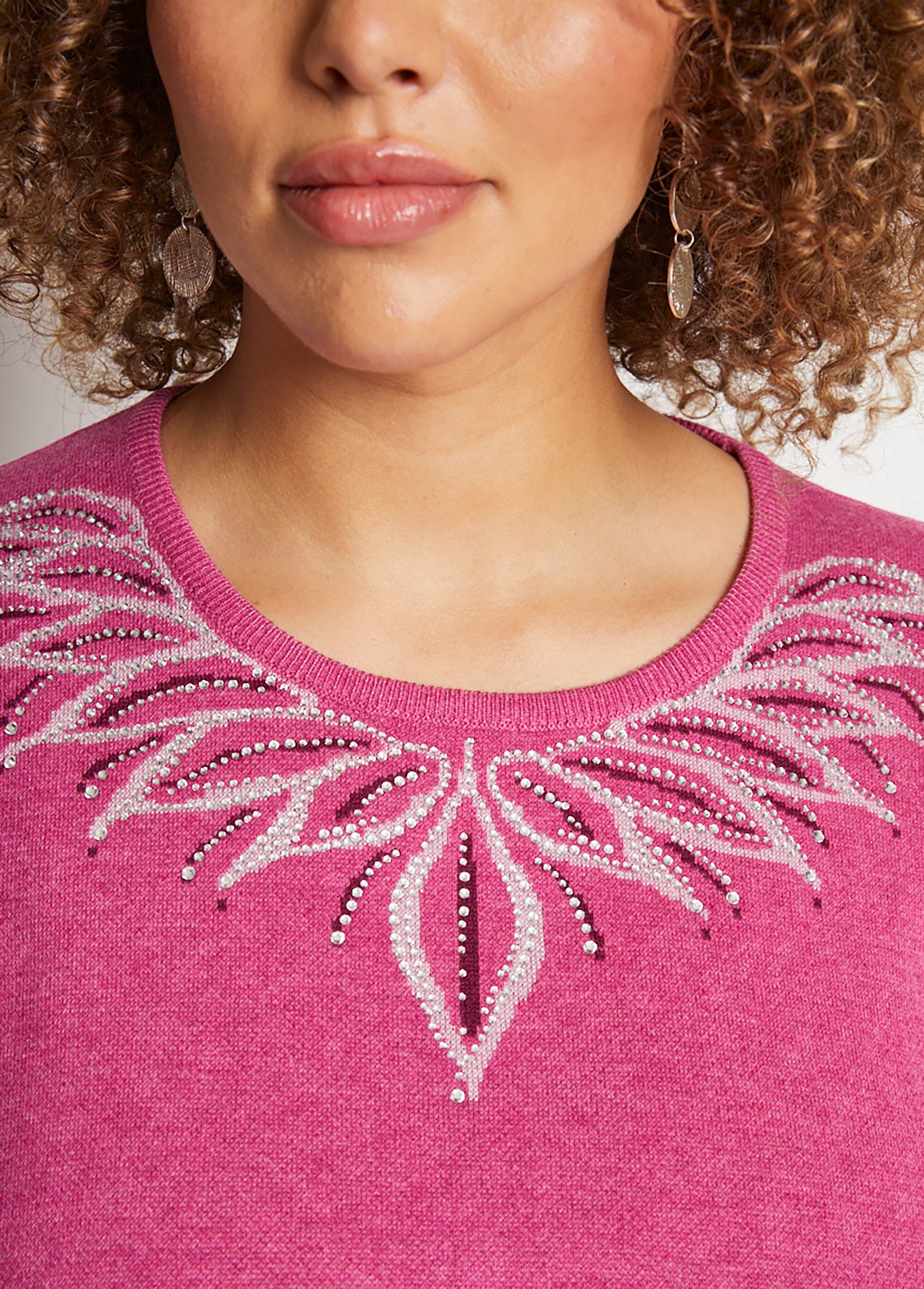 Maglia_con_scollo_rotondo_in_jacquard_strassato_Cassis_DE2_curvy